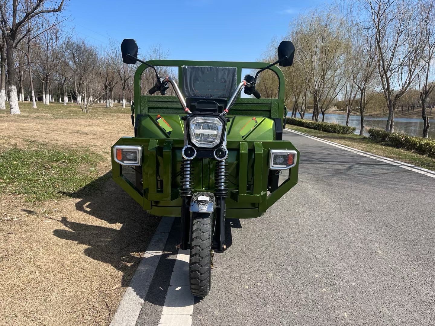 The Guangmi electric tricycle, a 1.8-meter self-unloading heavy-duty cargo short-distance transportation tricycle, is a popular internet-famous vehicle Specification image