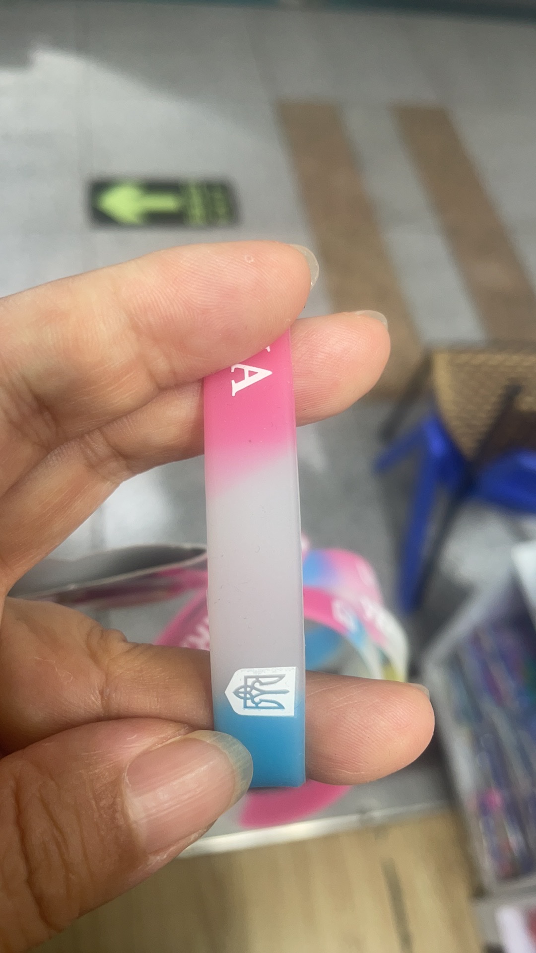 环保无毒时尚硅胶宝马手环细节图