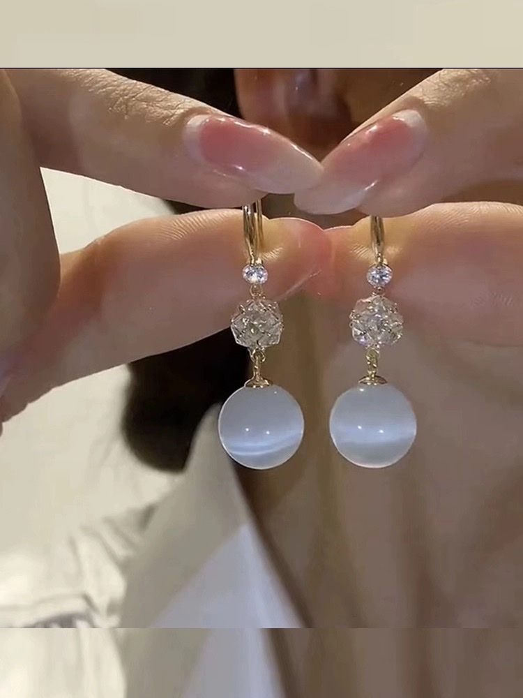 Exquisite cat's eye stone fashionable and elegant ball earrings 2024 New style S925 sterling silver needle versatile sweet women's earrings earrings Long women's elegant cat's eye stone Application Scenario