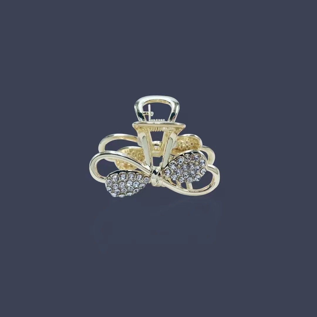 The scratch-clip personalized headwear is simple, elegant and long-lasting with a fixed scratch-clip