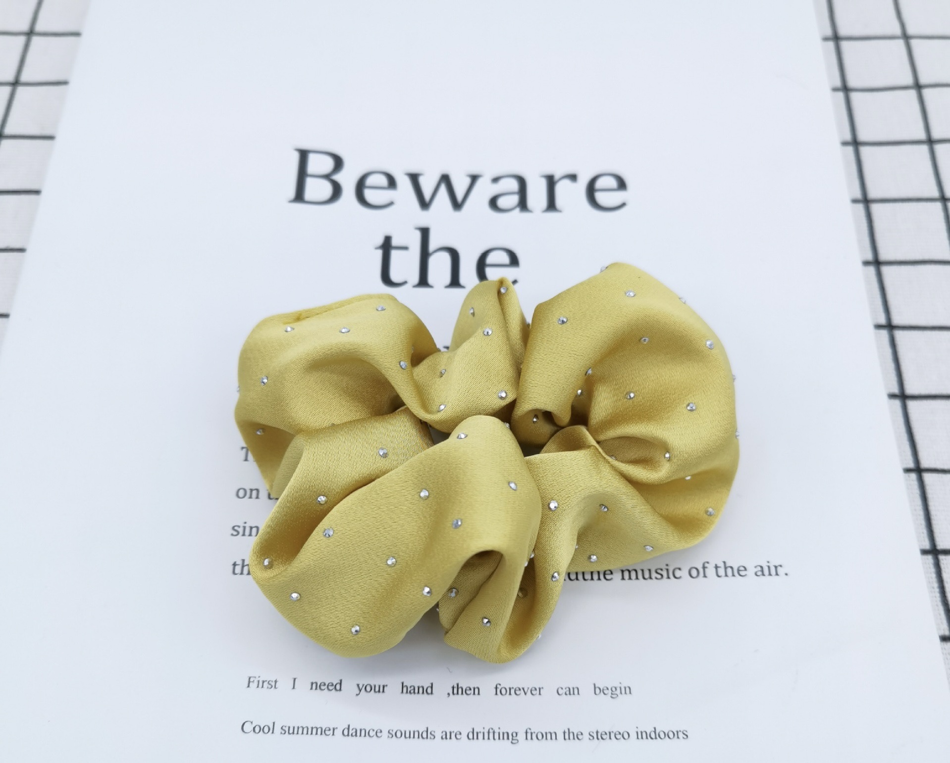 Wholesale of the new solid color hot diamond large intestine hair band fashion version hair accessory and hair rope for girls in the spring trend of 2024 detail image 8