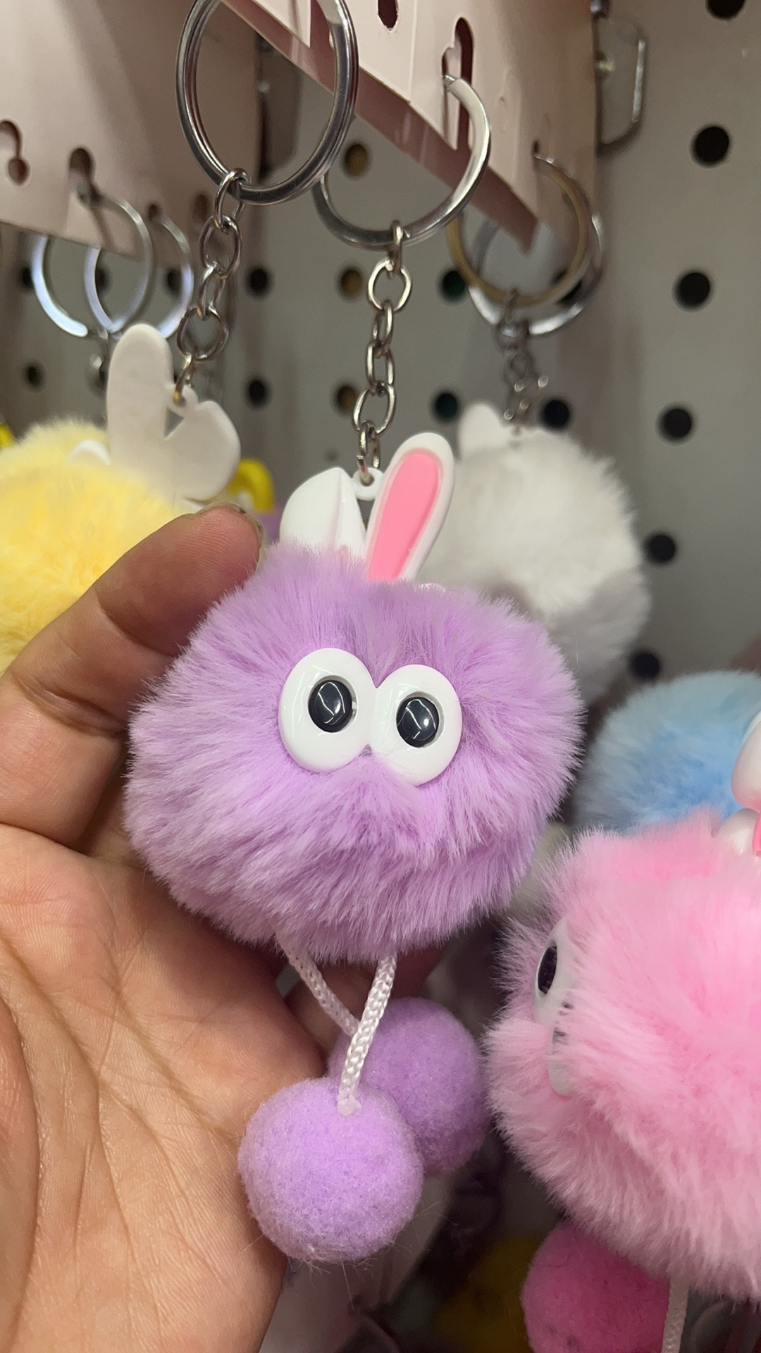 2024新款可爱女士钥匙扣防锈耐用 时尚潮流钥匙挂件毛绒挂件包包挂件白底实物图