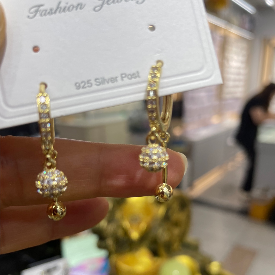 2024年新款潮精致钻球耳环女时尚简约设计感小众耳坠银针气质耳饰饰品产品图