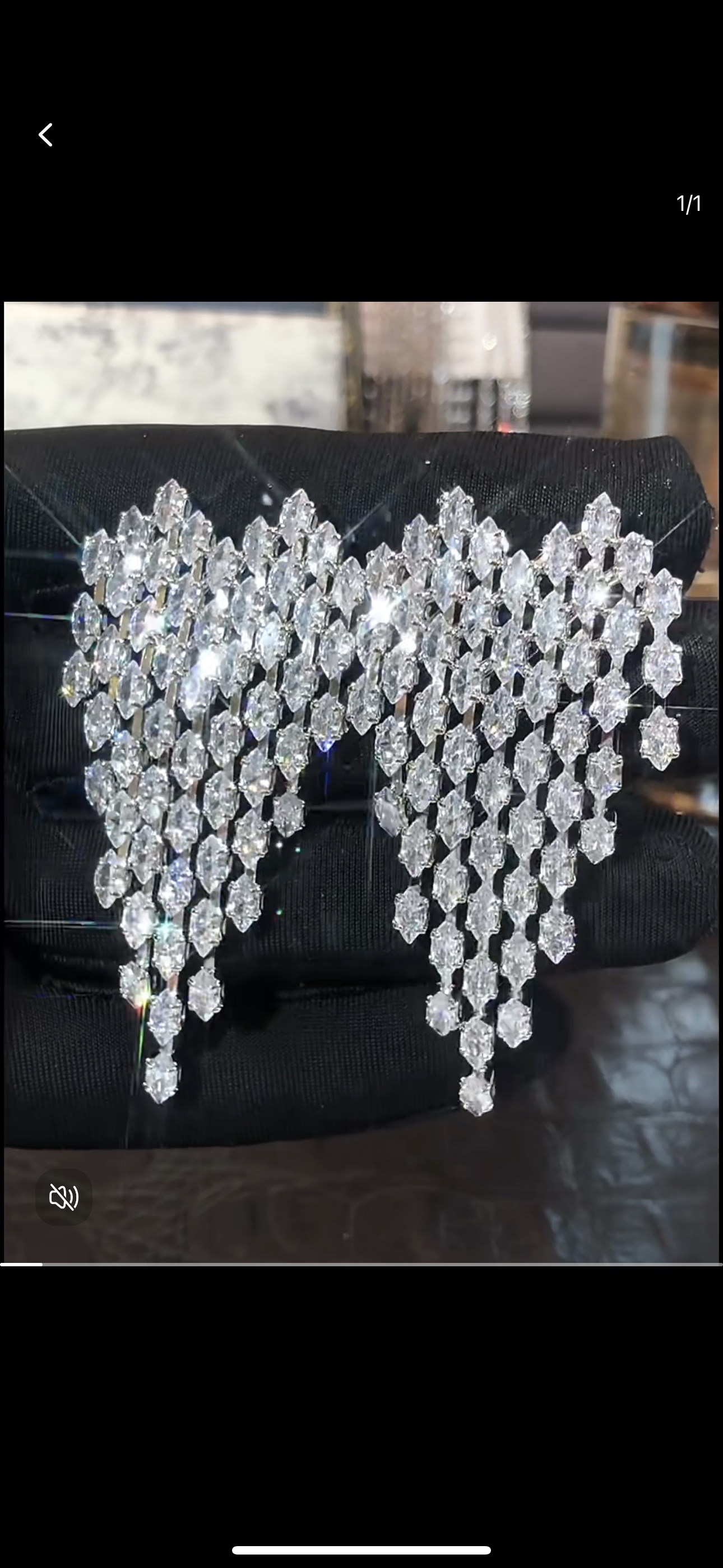 Zircon earrings, a women's style, are the same as those worn by celebrities. They are fashionable and dazzling, adding charm and embellishing beauty Specification image