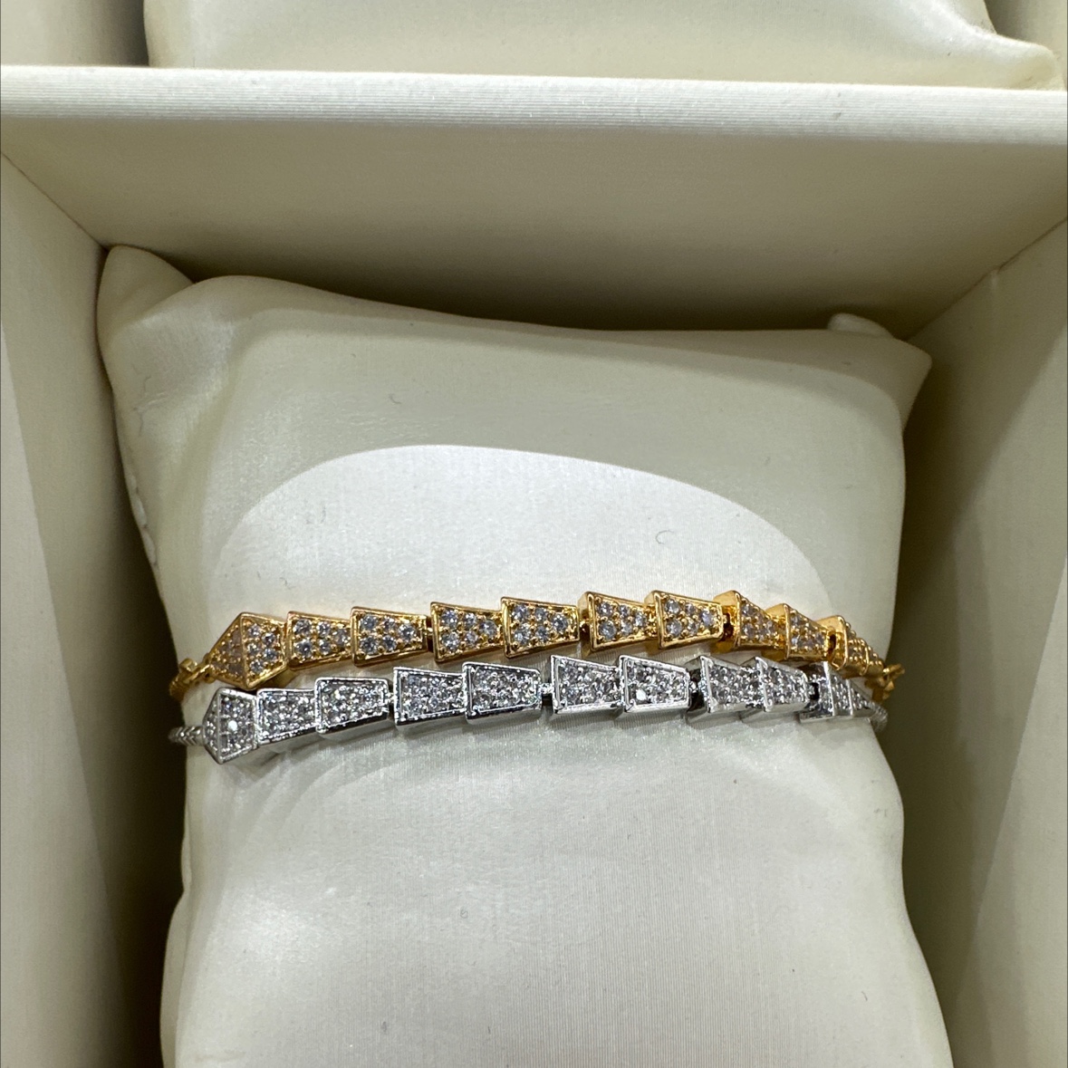 Top color copper inlaid zircon snake bone bracelet for women, a niche design with a high-end feel, a new fashionable and individual jewelry Specification image