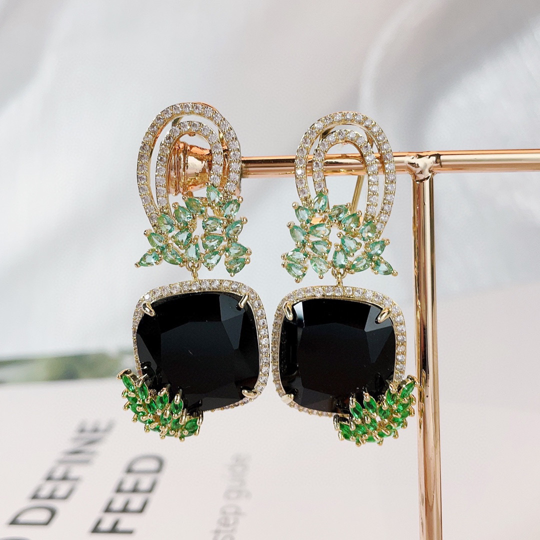 锆石耳环饰品 明星同款耳饰 炫彩耀眼 高级感满满 时尚潮流必备品产品图