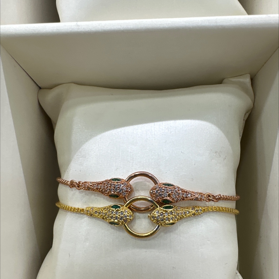 Top color copper inlaid zircon snake bone bracelet for women, a niche design with a high-end feel, a new fashionable and individual jewelry Application Scenario