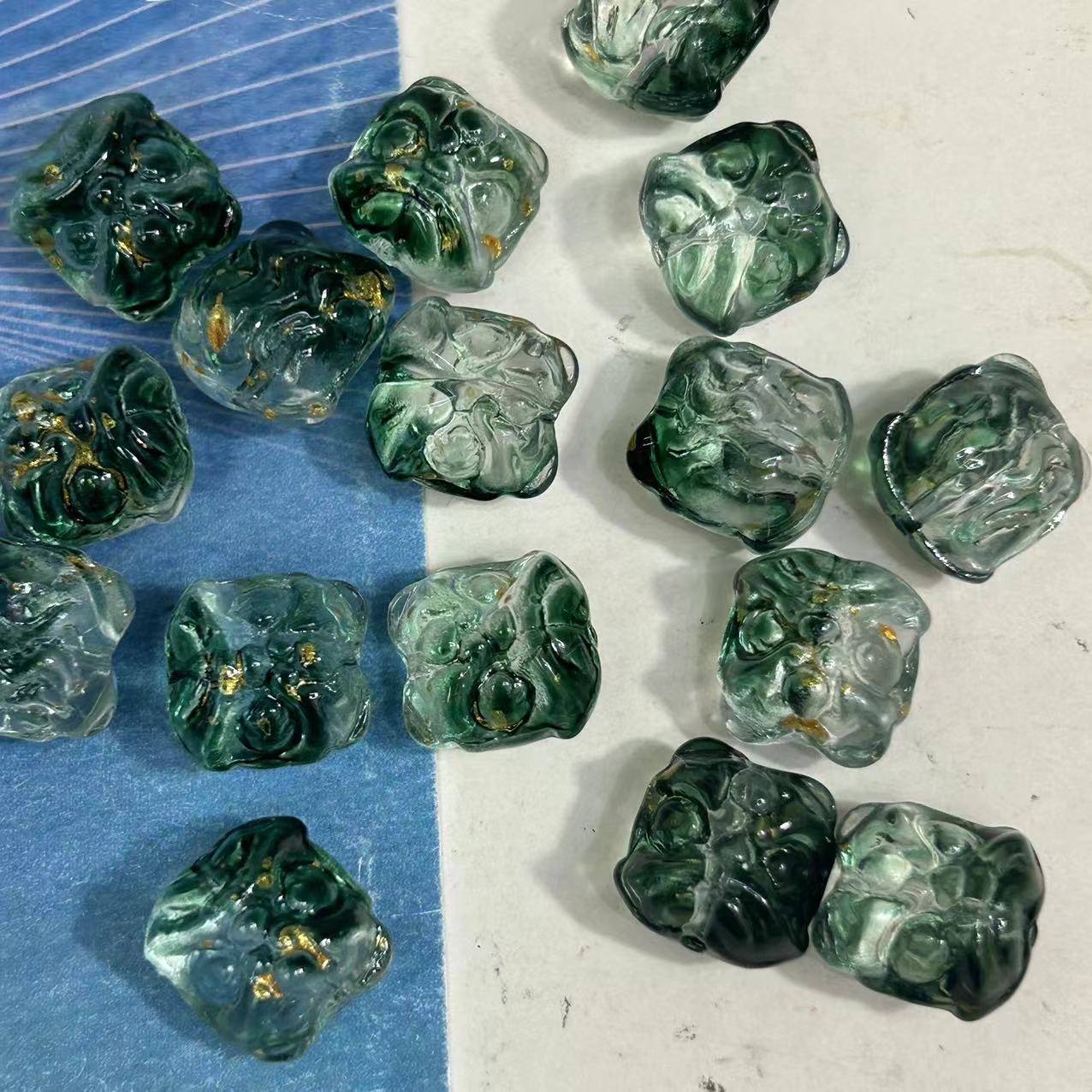 厚秀水晶国产琉璃水晶玻璃配件醒狮手串配件，复古diy饰品配件儿童饰品材料diy饰品配件白底实物图