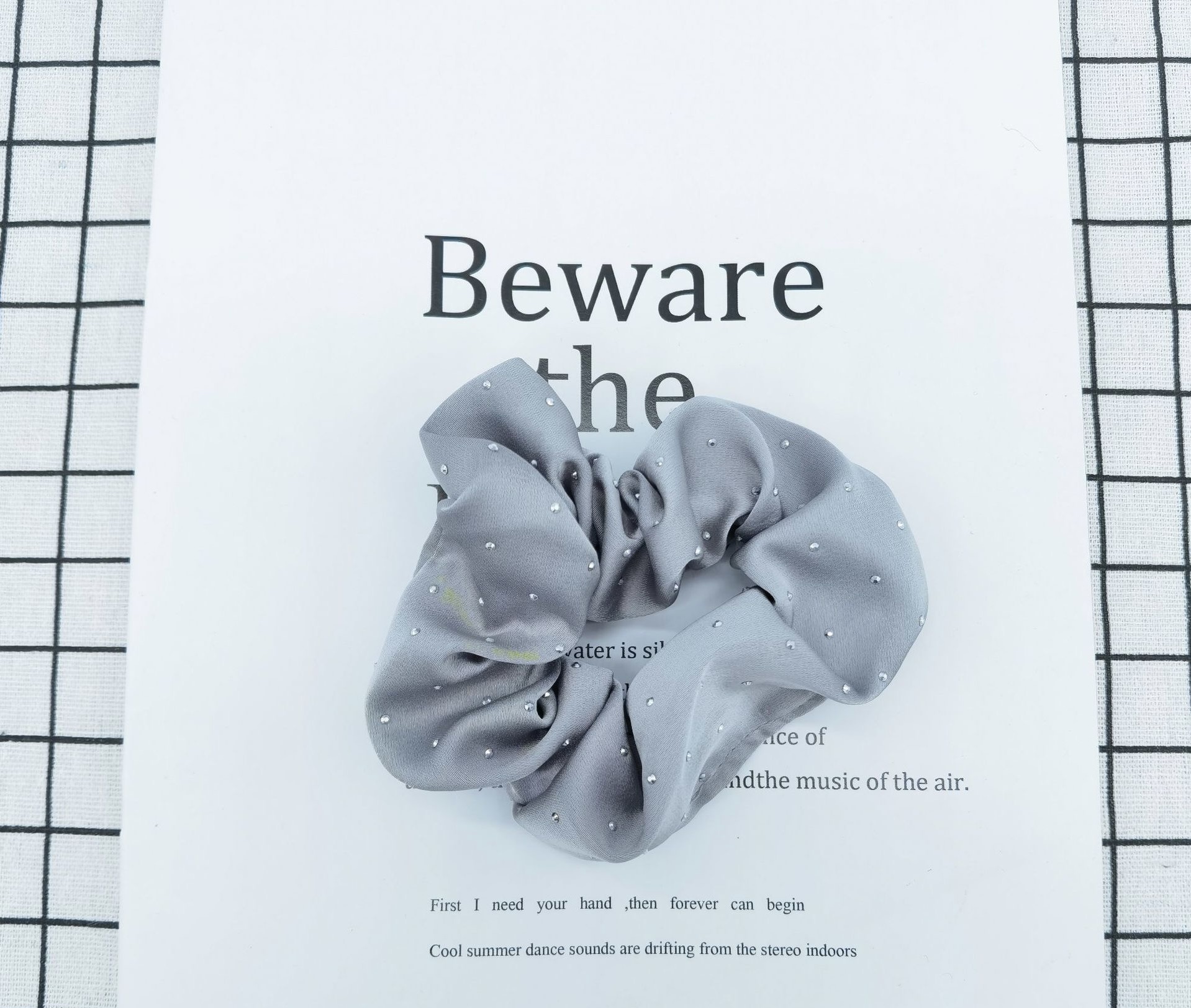 Wholesale of the new solid color hot diamond large intestine hair band fashion version hair accessory and hair rope for girls in the spring trend of 2024 Application Scenario