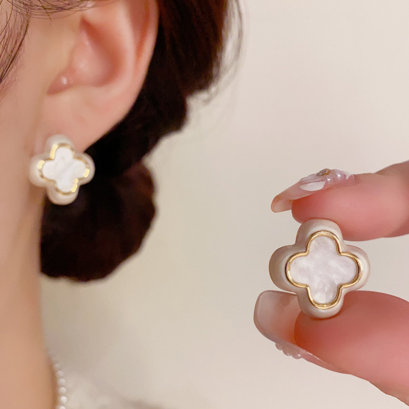 Flower-drop oil fashionable and versatile stud earrings, high-end accessories, simple and fashionable stud earrings, exquisite stud earrings, ladies' style