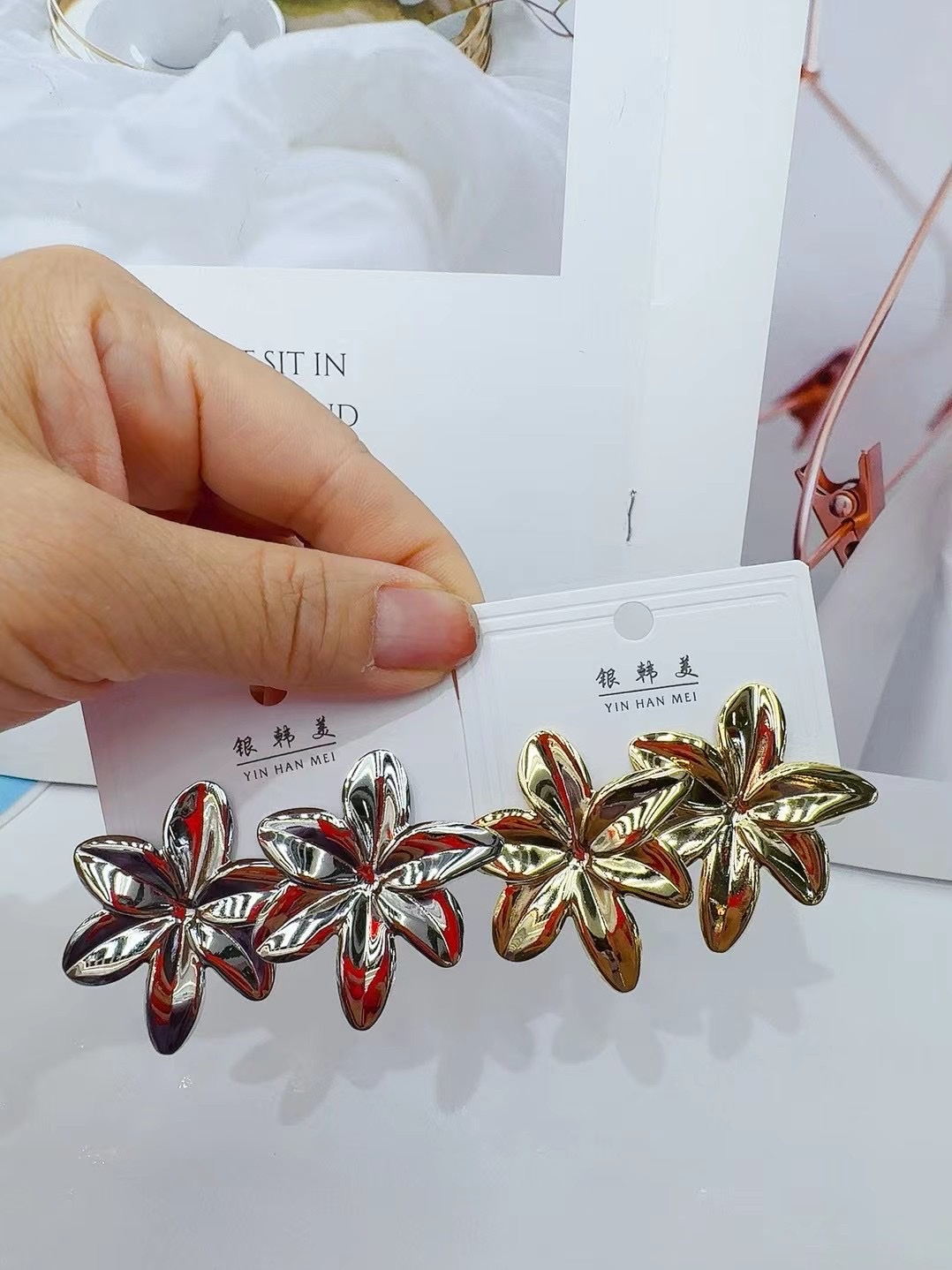 925纯银耳钉 珍珠耳饰 高级感饰品 简约时尚耳钉 精致耐久耳饰 珍珠点缀纯银耳钉耳饰细节图