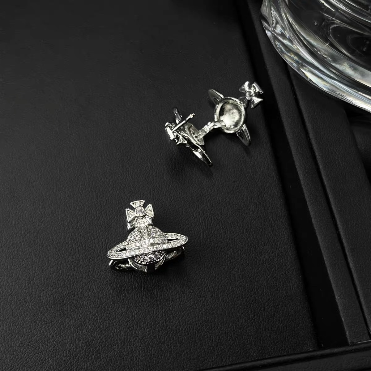 The new 2024 model of the "National Trend" earrings featuring super sparkle, full diamonds, Zircon Saturn ear buckles and stud earrings for women is a niche design with a light luxury and versatile style. The zircon earrings are the same as those worn by celebrities