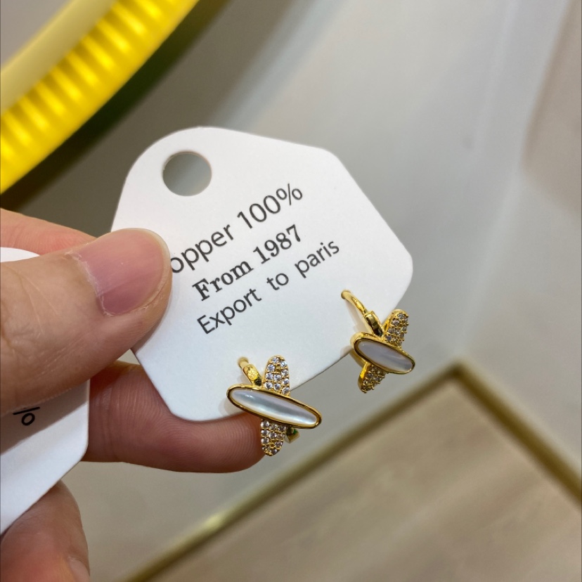 锆石耳环饰品 同款耳饰 时尚潮流耳环 炫彩璀璨耳饰 高级感女士首饰产品图