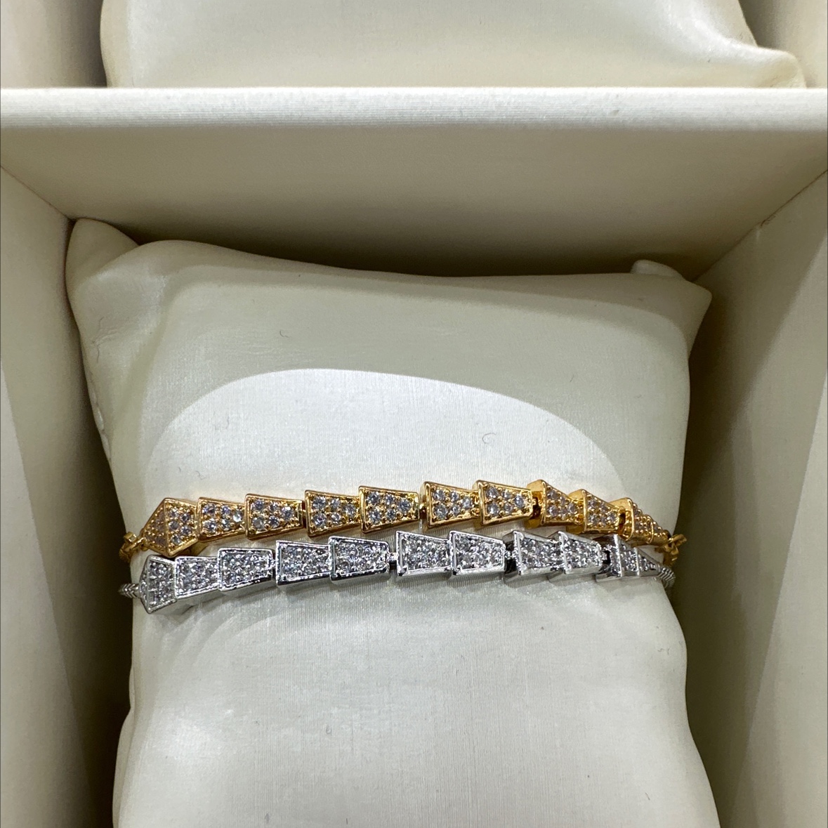 Top color copper inlaid zircon snake bone bracelet for women, a niche design with a high-end feel, a new fashionable and individual jewelry detail image 2