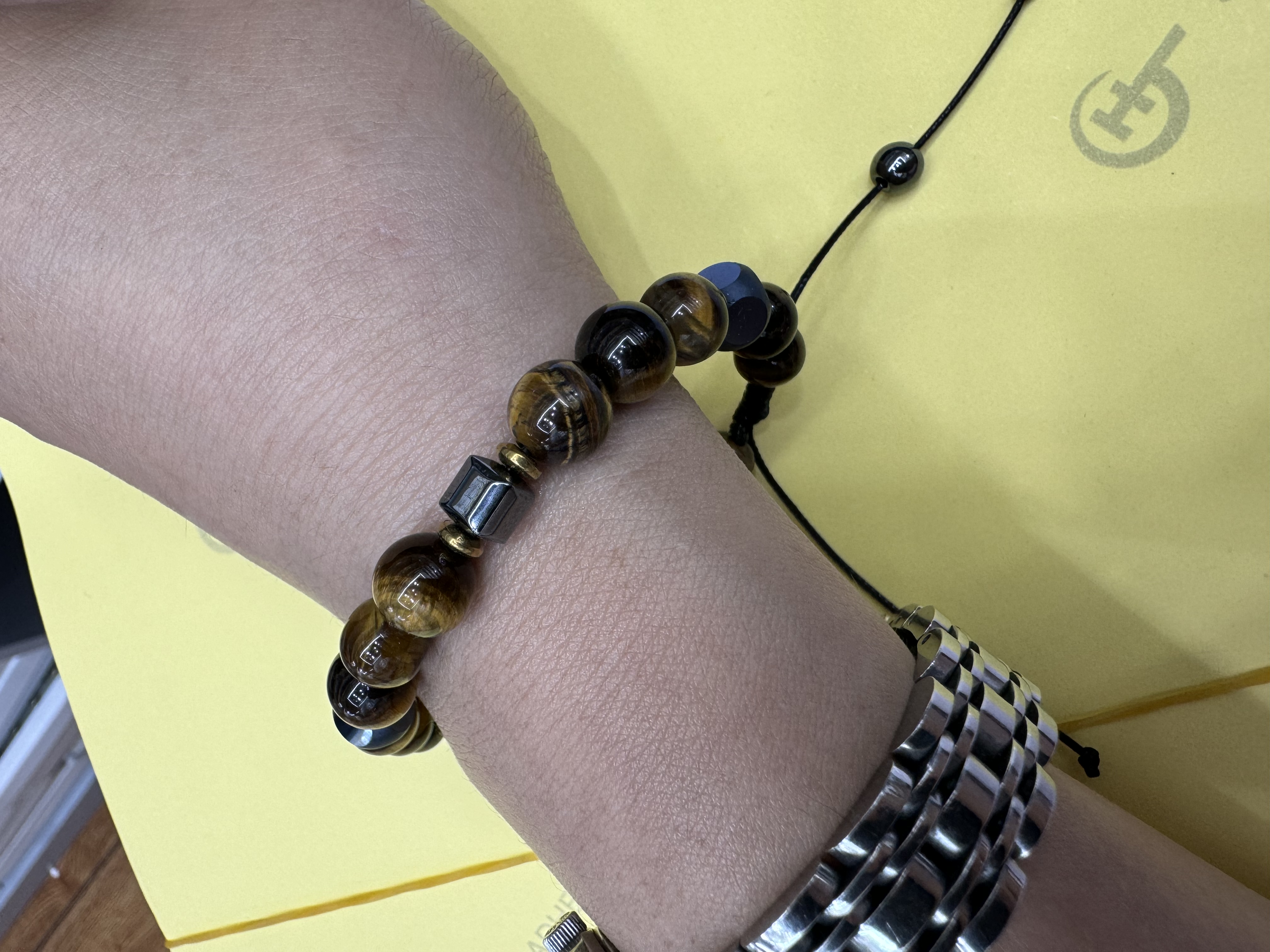 新款上市.独特设计 男士款手链.简约大方 高档气质 .天然石男款手链.虎眼石黑胆石.产品图