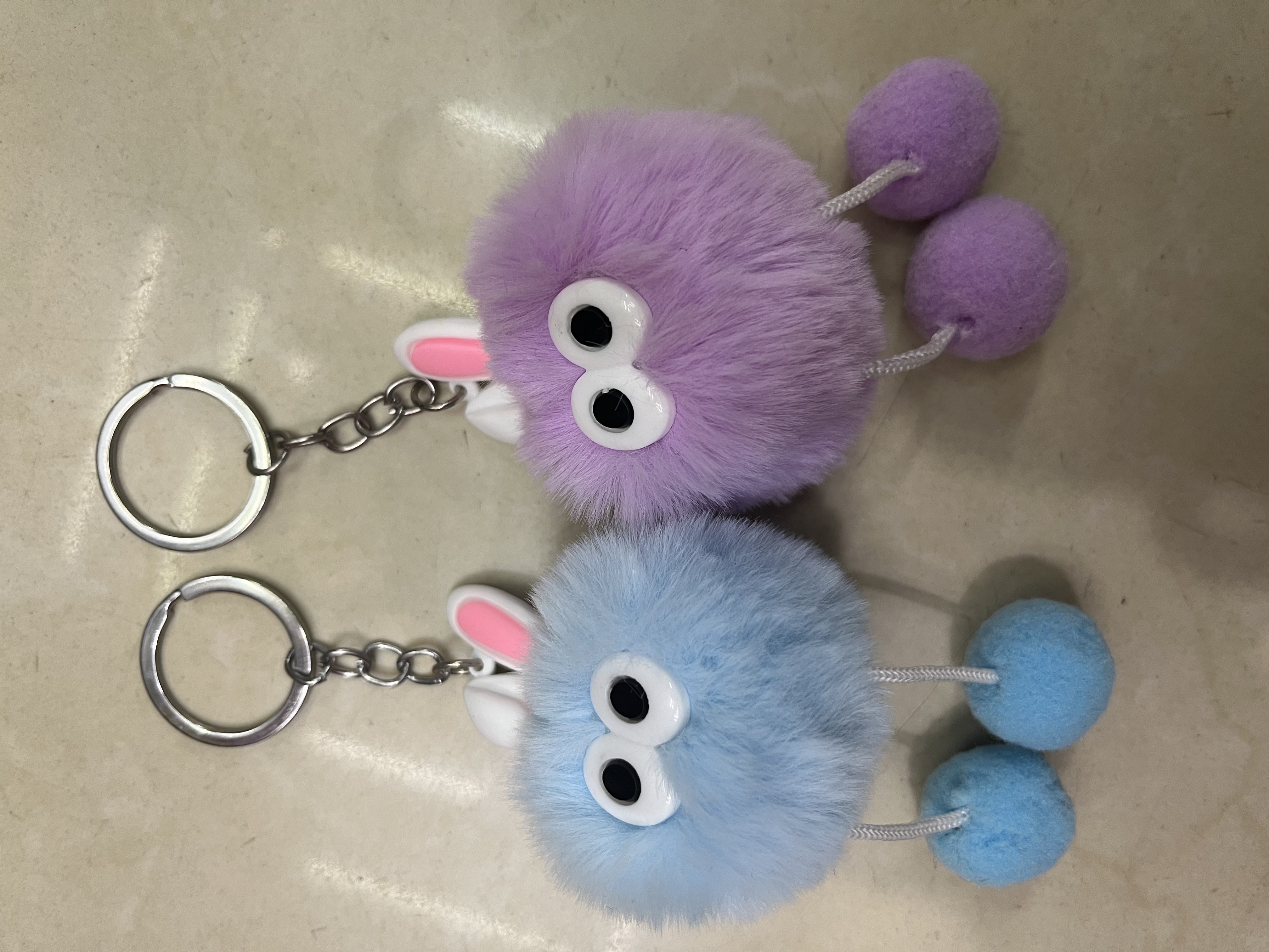 2024新款可爱女士钥匙扣防锈耐用 时尚潮流钥匙挂件毛绒挂件包包挂件细节图