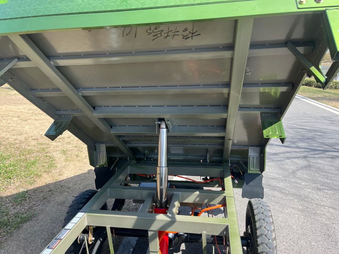The Guangmi electric tricycle, a 1.8-meter self-unloading heavy-duty cargo short-distance transportation tricycle, is a popular internet-famous vehicle detail image 3