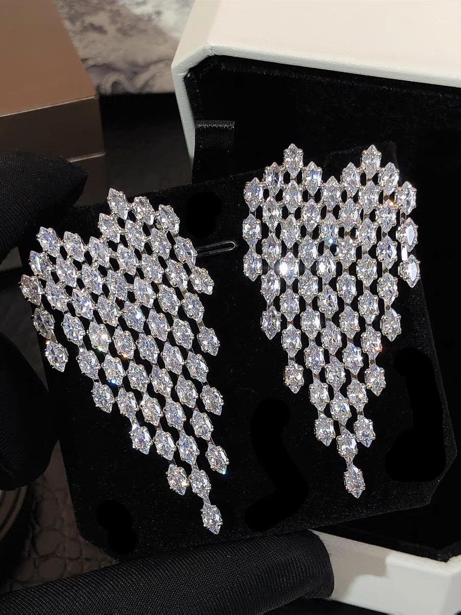 Zircon earrings, a women's style, are the same as those worn by celebrities. They are fashionable and dazzling, adding charm and embellishing beauty details Picture