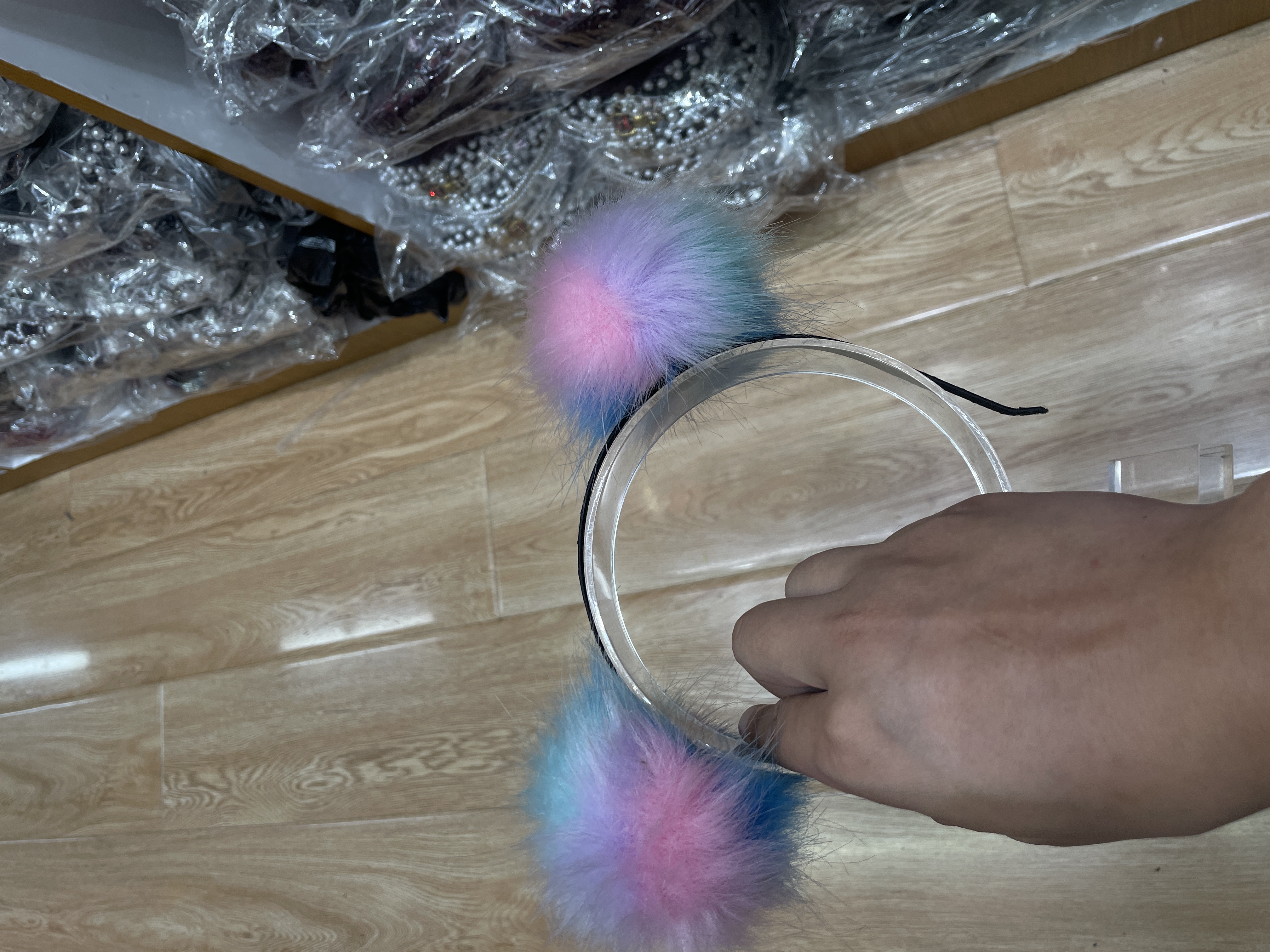 小女孩专用羊角发箍 塑料透明质地 发光发箍 韩版可爱发饰 夜晚亮眼抢眼球小女孩长毛绒毛球发箍女孩发箍发箍女孩发箍发箍发箍细节图