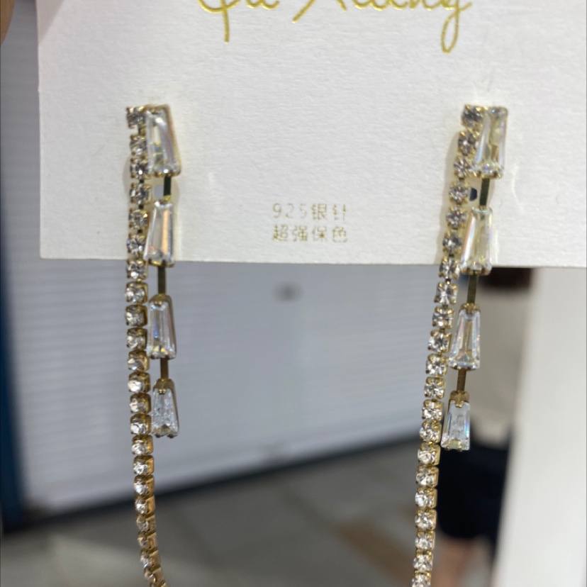 Zircon earrings for women, dazzling and eye-catching. Star-style earrings, simple and fashionable earrings, trendy accessories, stud earrings