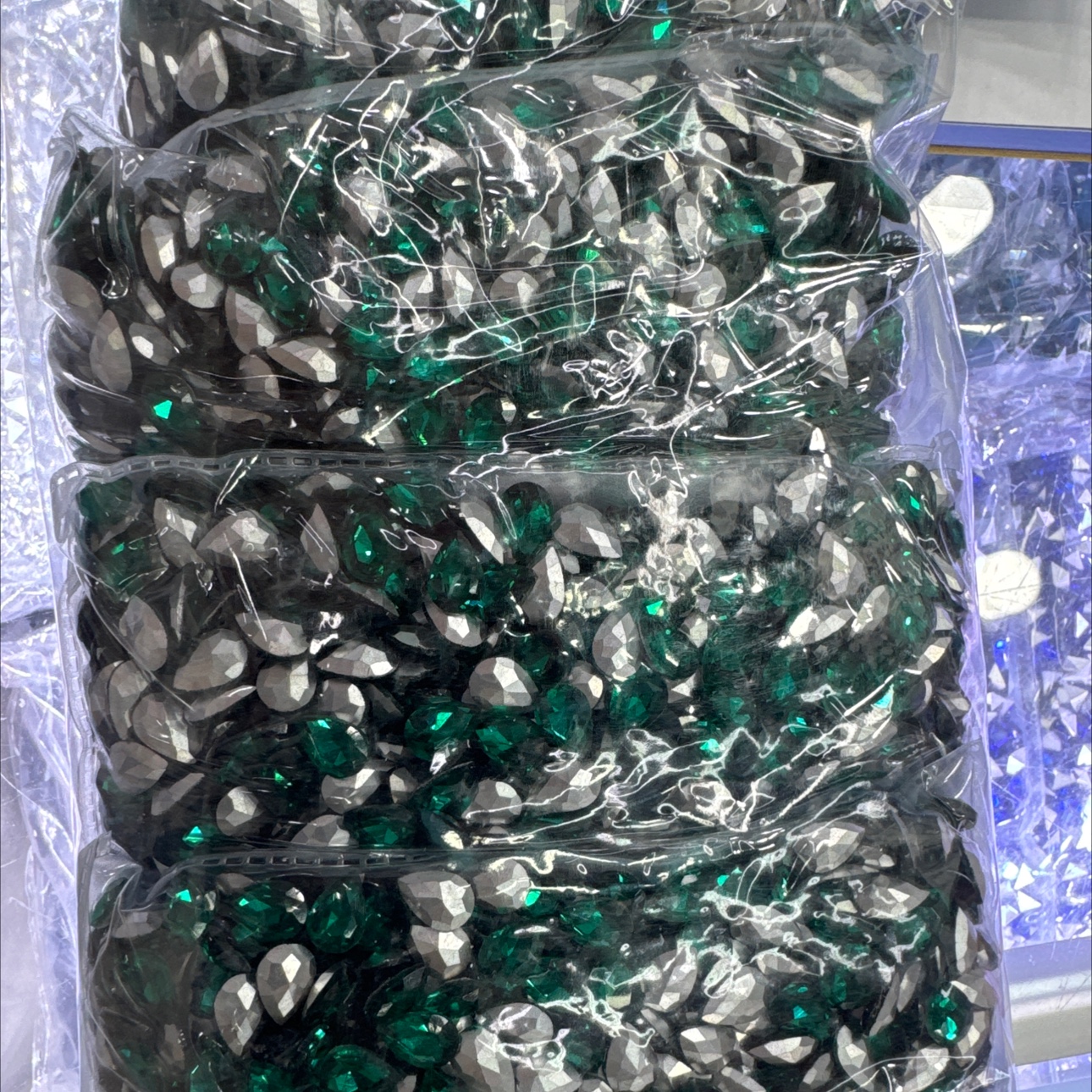 7×10 water-drop crystal glass with green holes Specification image