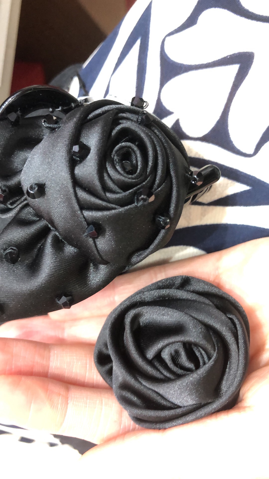 时尚轻奢 布料针缝水钻玫瑰花 发圈抓夹 花朵马尾 丸子头发饰 女头饰.发夹产品图