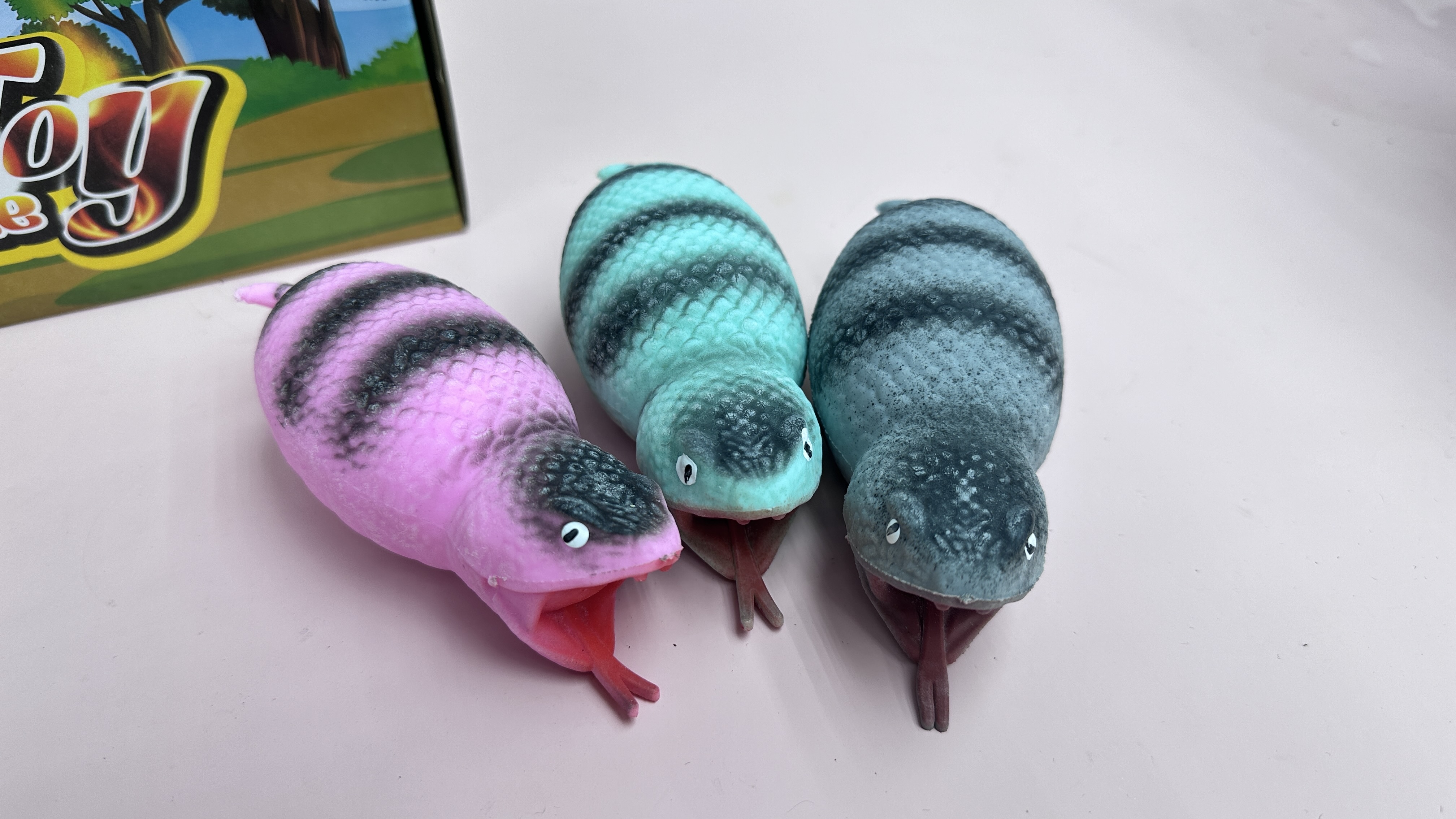 蛇🐍仿真面粉玩具三个颜色混装12个装一盒288个装一箱（24盒）产品图