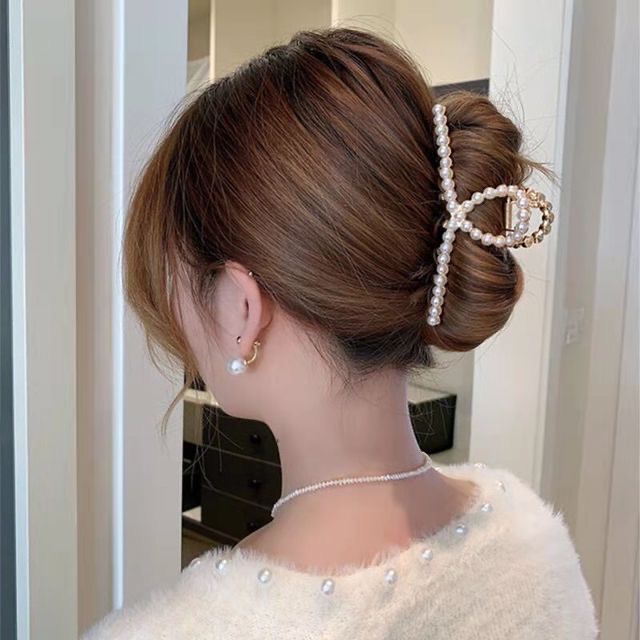 The adult crown hair accessory exudes an elegant feminine charm. The crown hair accessory shines brightly and is a high-end headwear detail image 3