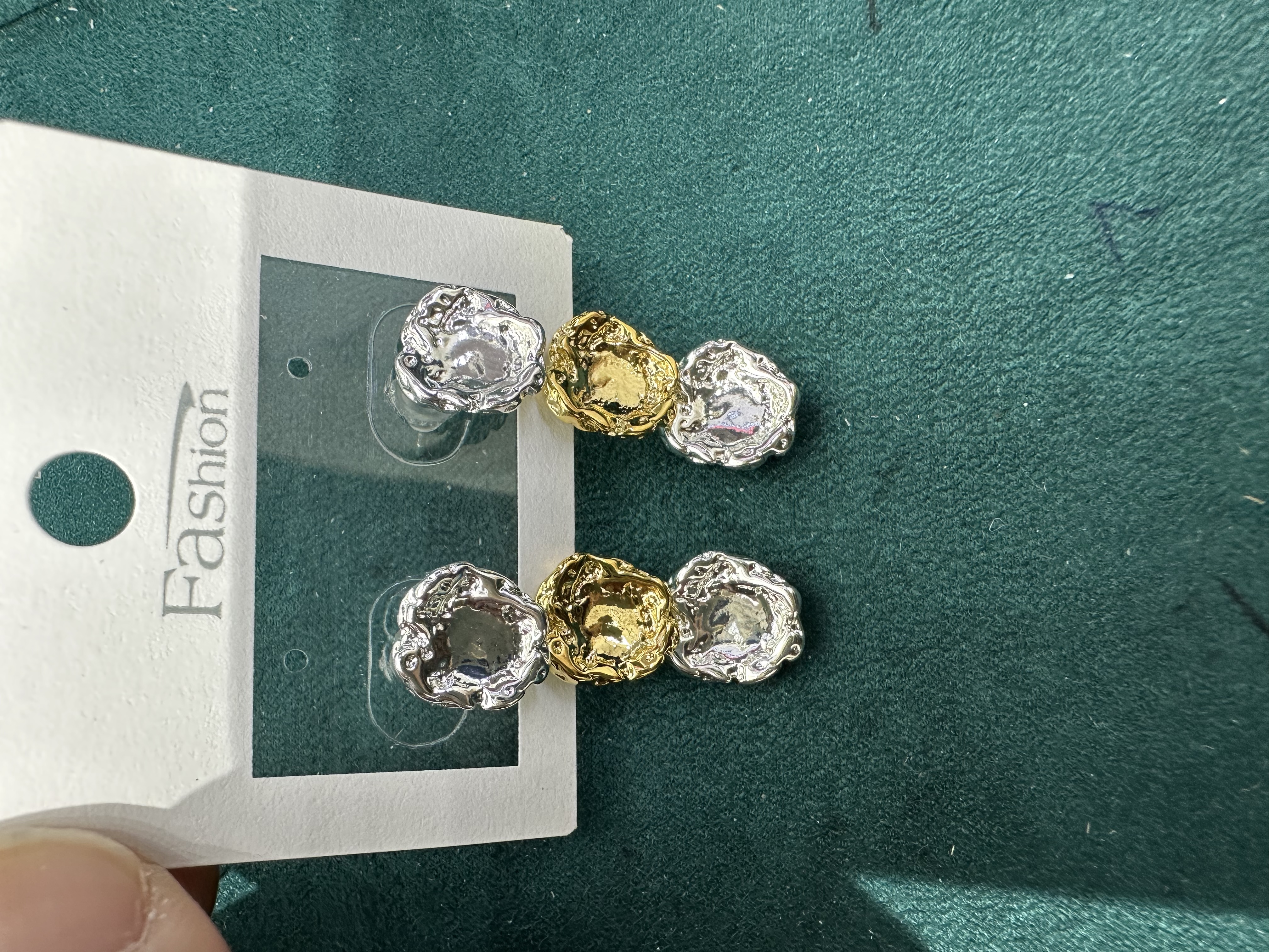 Zircon earrings, the same style of earrings as celebrities, exude a sense of high-end accessory and are fashionable and trendy. They are cool and dazzling, a must-have for enhancing one's temperament