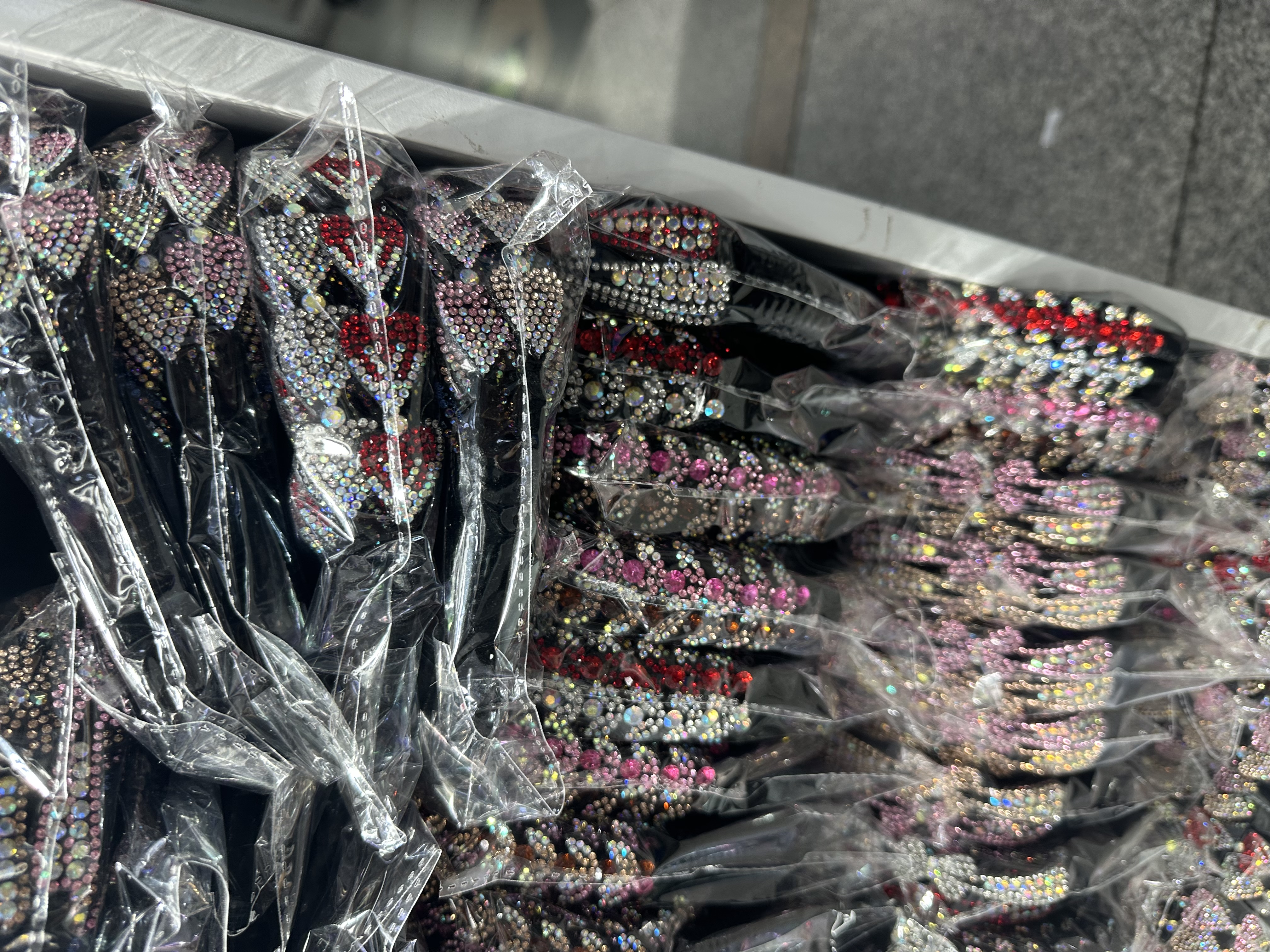 Adult-style crown hair accessory is exquisite and elegant. It is a fashionable lady's hair accessory and a noble and elegant decoration details Picture