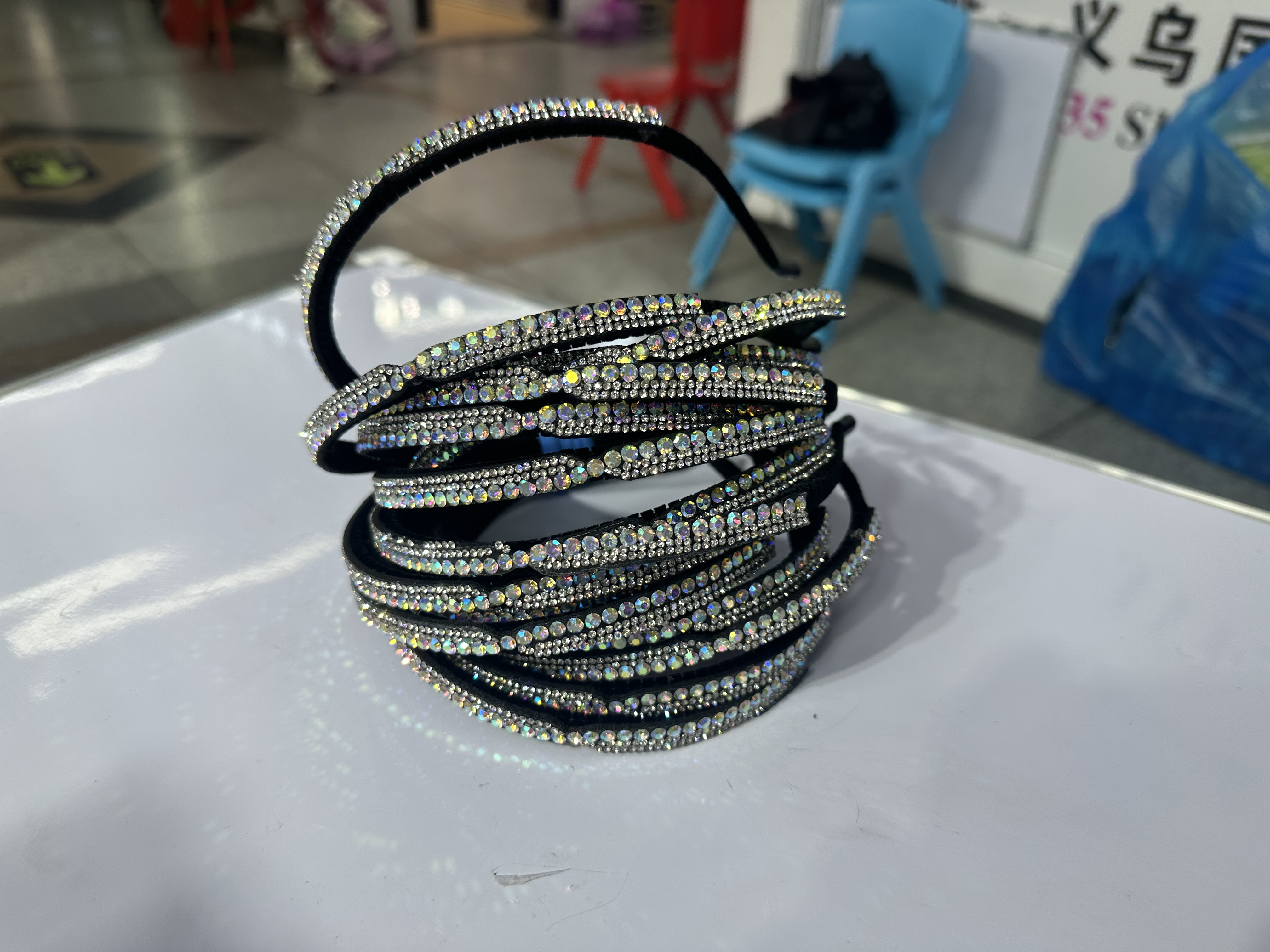 The crown headwear and hair accessory are designed in one piece with elegance. The adult headwear is exquisite, and the crown hair accessory is unique. It is also a lady's headwear Specification image