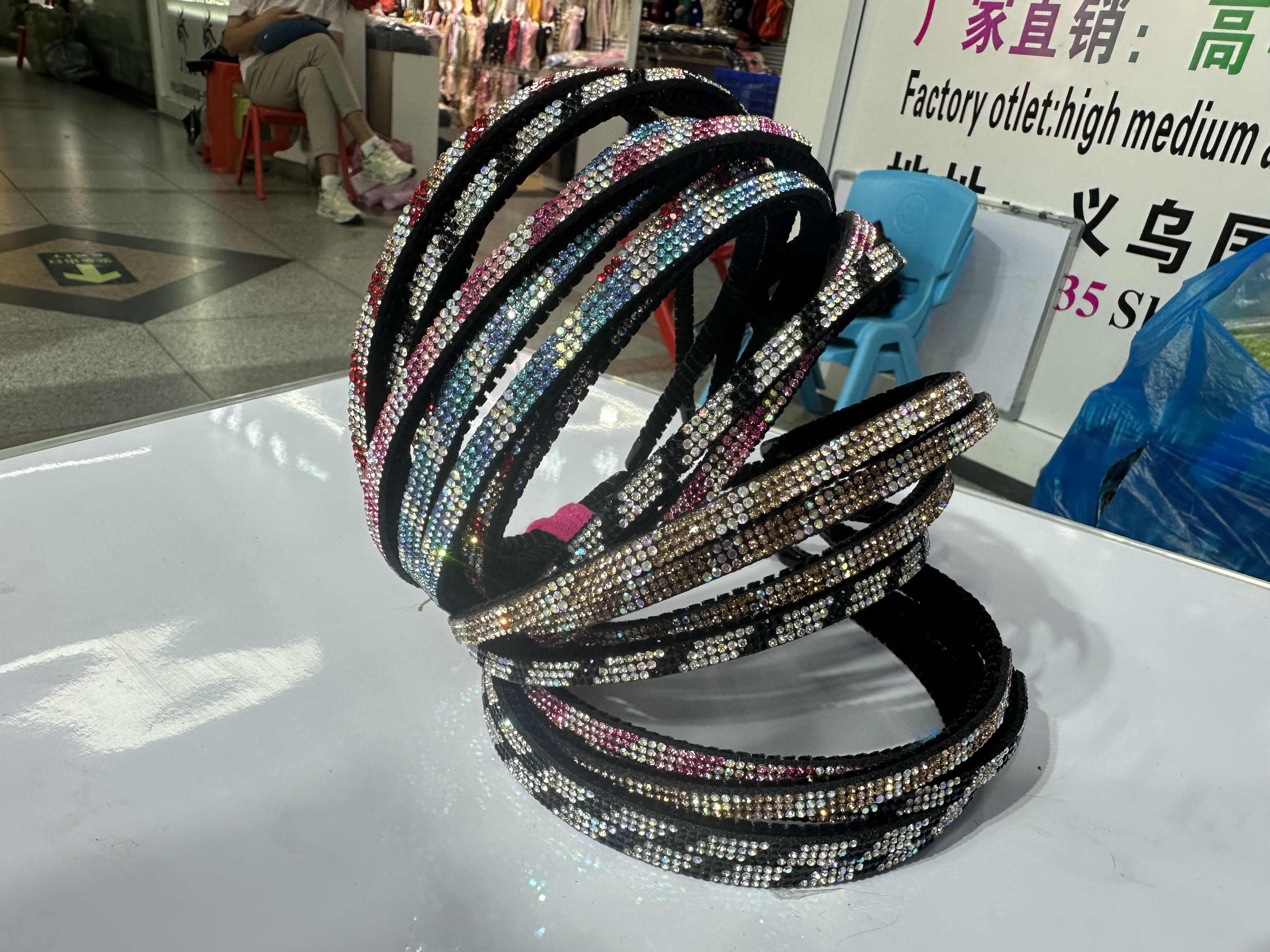 The crown headwear and hair accessory are designed in one piece with elegance. The adult headwear is exquisite, and the crown hair accessory is unique. It is also a lady's headwear details Picture