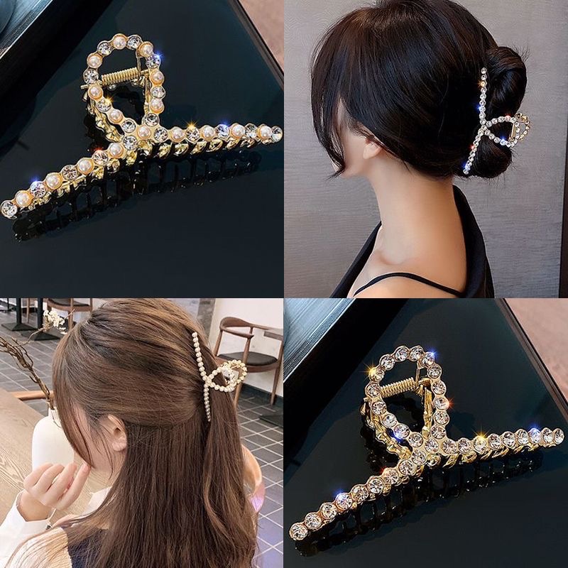 The adult crown hair accessory exudes an elegant feminine charm. The crown hair accessory shines brightly and is a high-end headwear Application Scenario