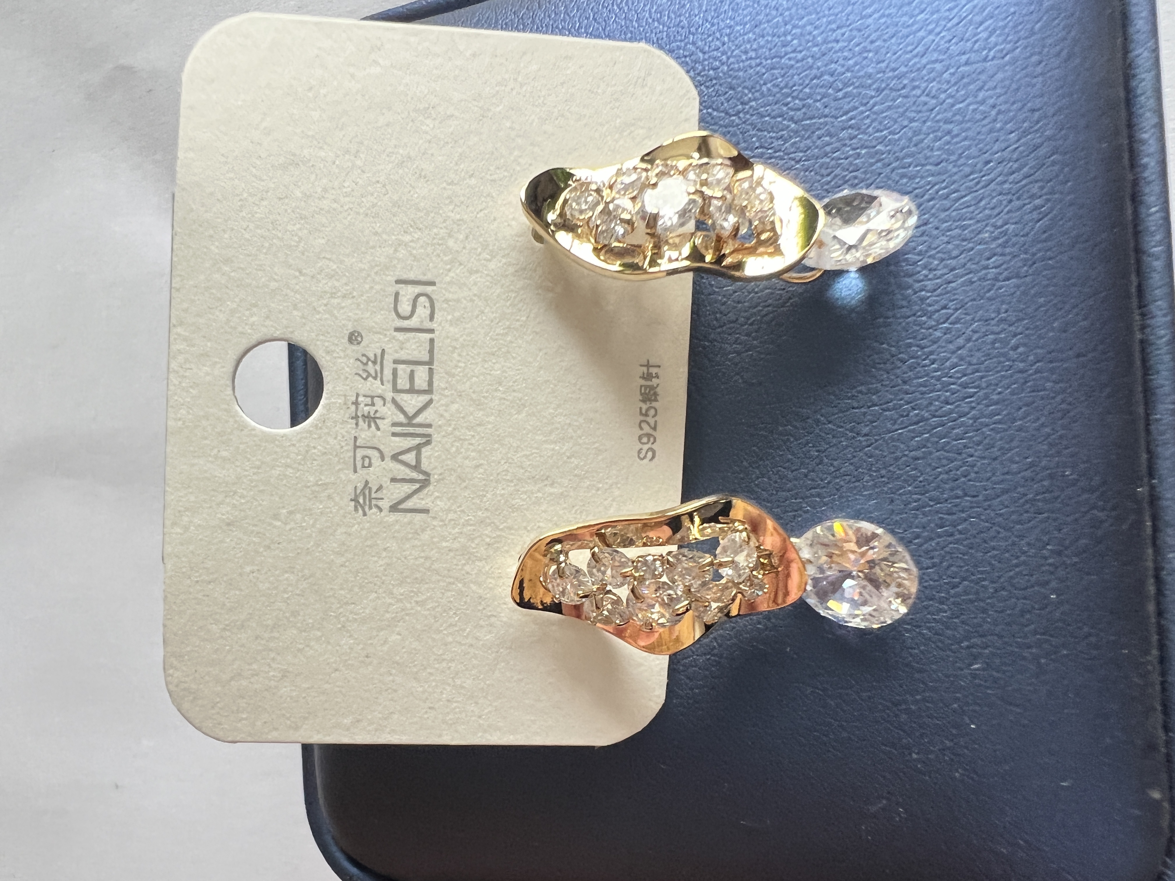 Zircon earrings and jewelry shine brightly. Star-style earrings, exquisite earrings, women's jewelry, trendy style earrings