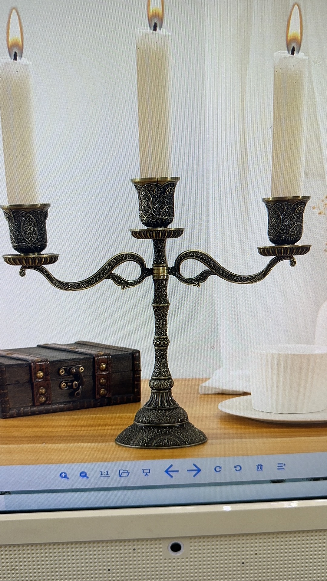 The candlestick is golden and silver-white Specification image