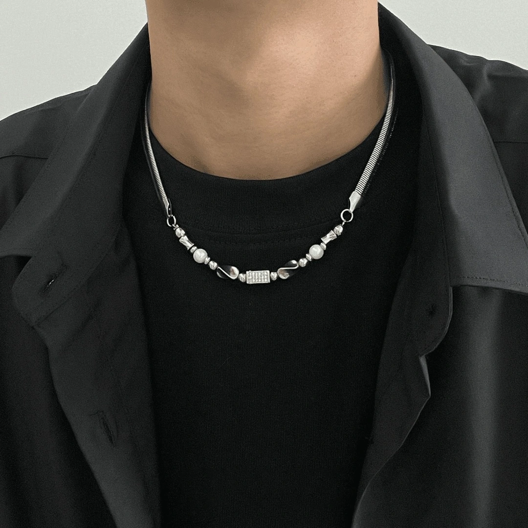 Titanium steel snake bone necklace for men, a trendy, light luxury and high-end look. For women, it has a design sense and does not fade. It is a collarbone accessory necklace detail image 4