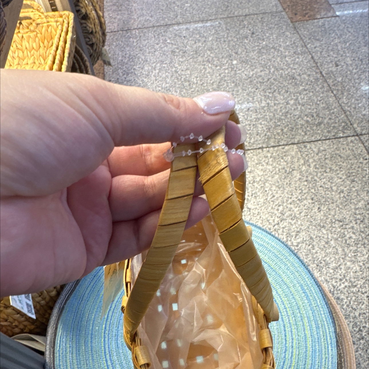 Exquisitely woven bamboo baskets, flower basket gift boxes, decorative artificial flowers, flower basket artworks, indoor and outdoor decorative items details Picture