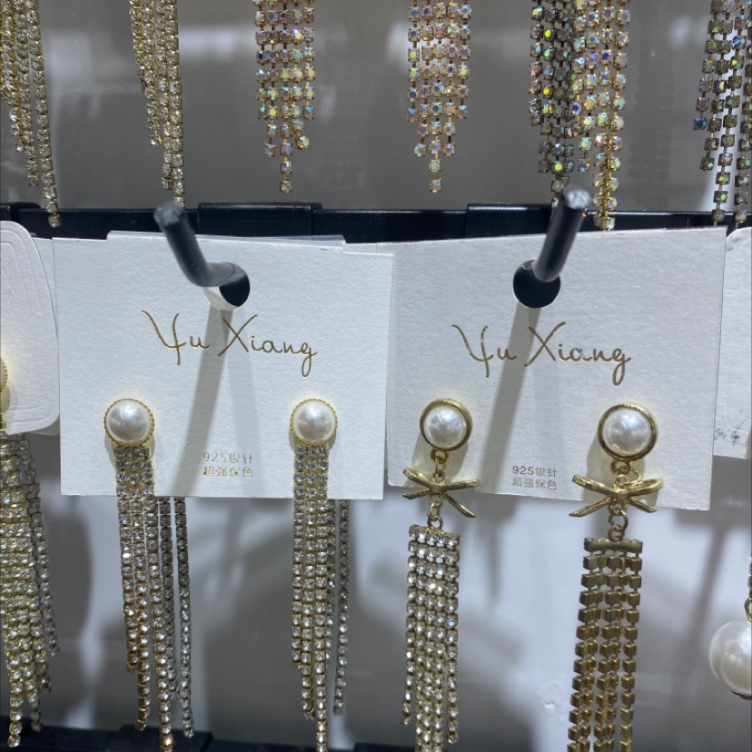 Zircon earrings for women, dazzling and eye-catching. Star-style earrings, simple and fashionable earrings, trendy accessories, stud earrings Specification image