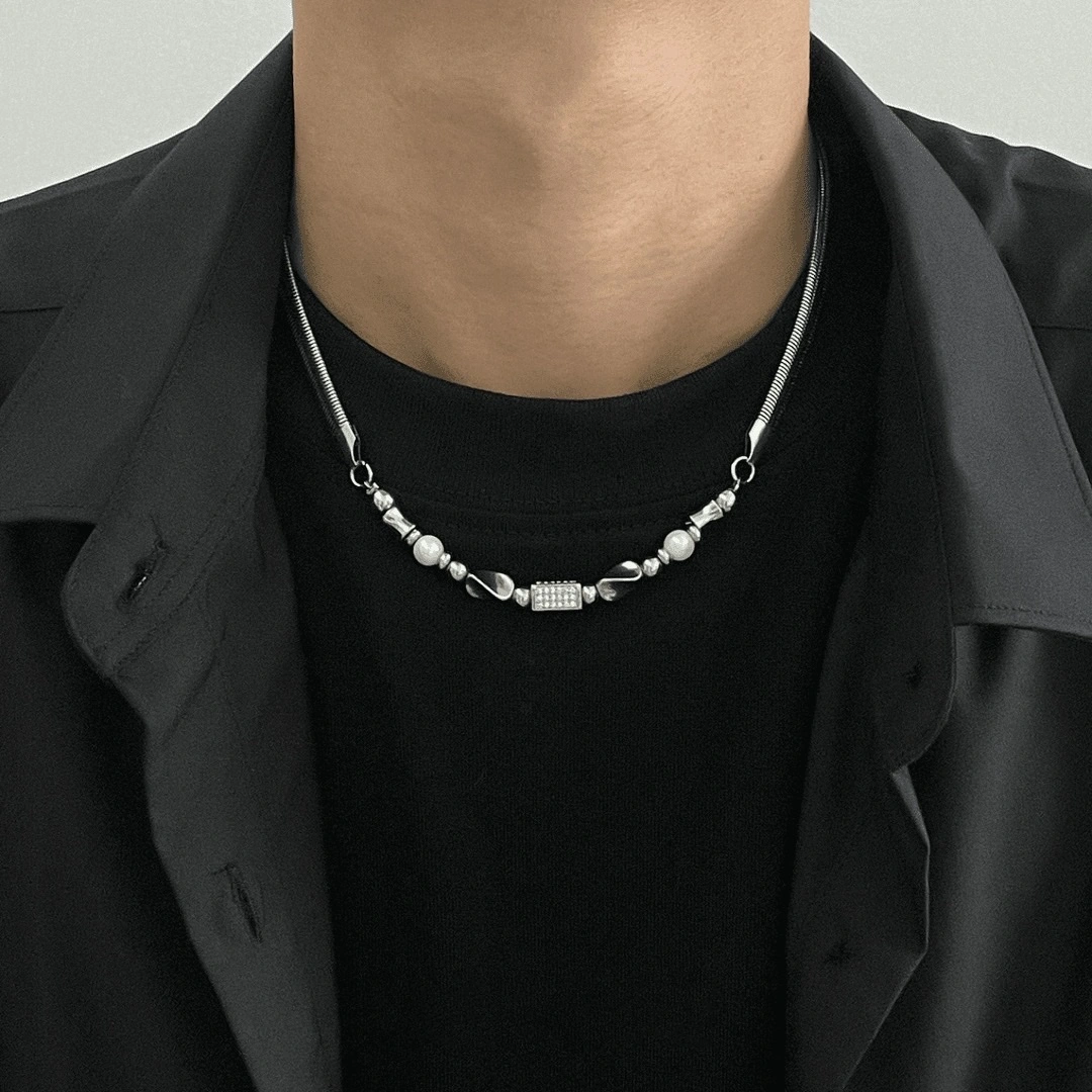 Titanium steel snake bone necklace for men, a trendy, light luxury and high-end look. For women, it has a design sense and does not fade. It is a collarbone accessory necklace detail image 2