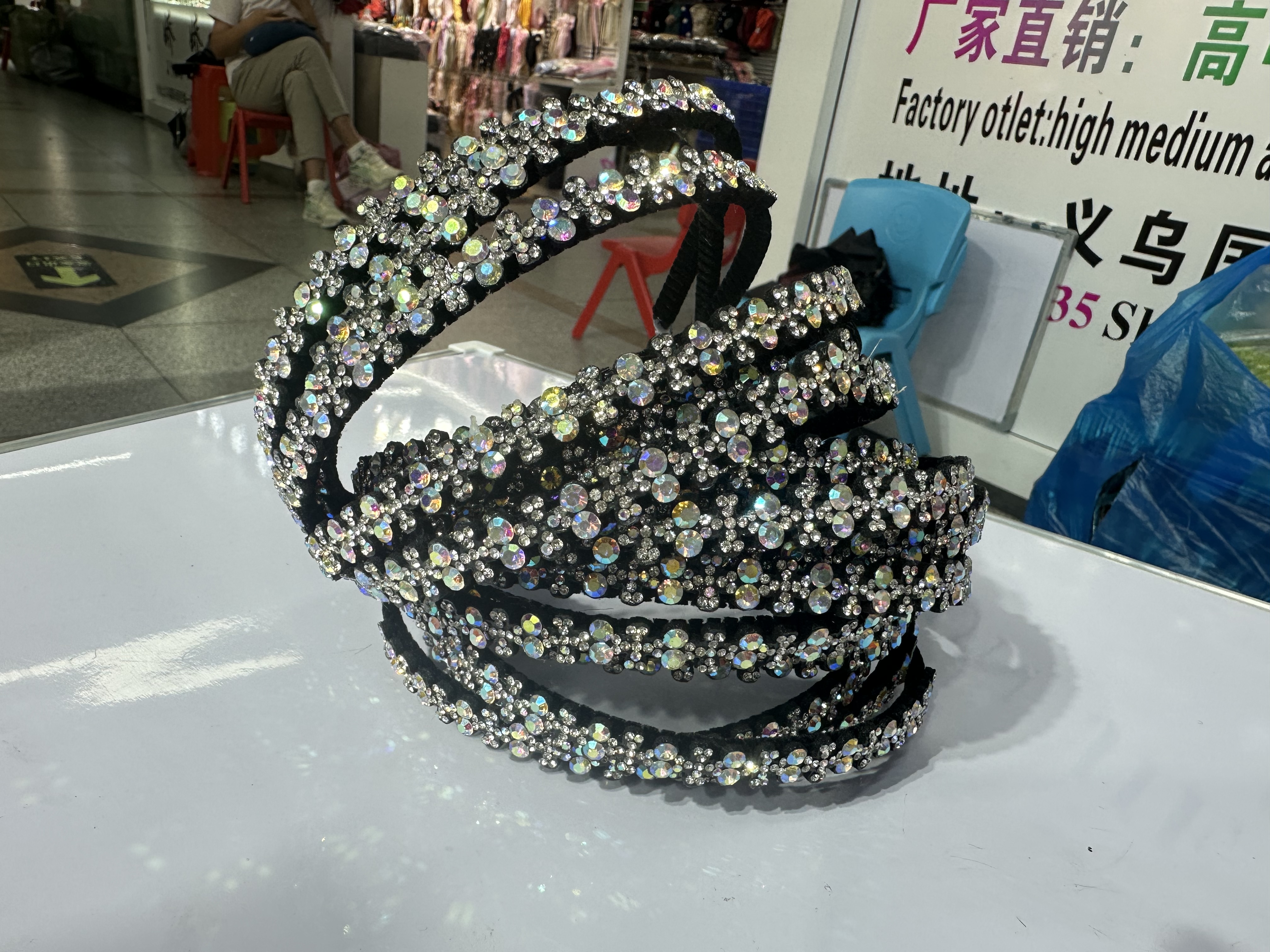 The crown headwear and hair accessory are designed in one piece with elegance. The adult headwear is exquisite, and the crown hair accessory is unique. It is also a lady's headwear Item Picture