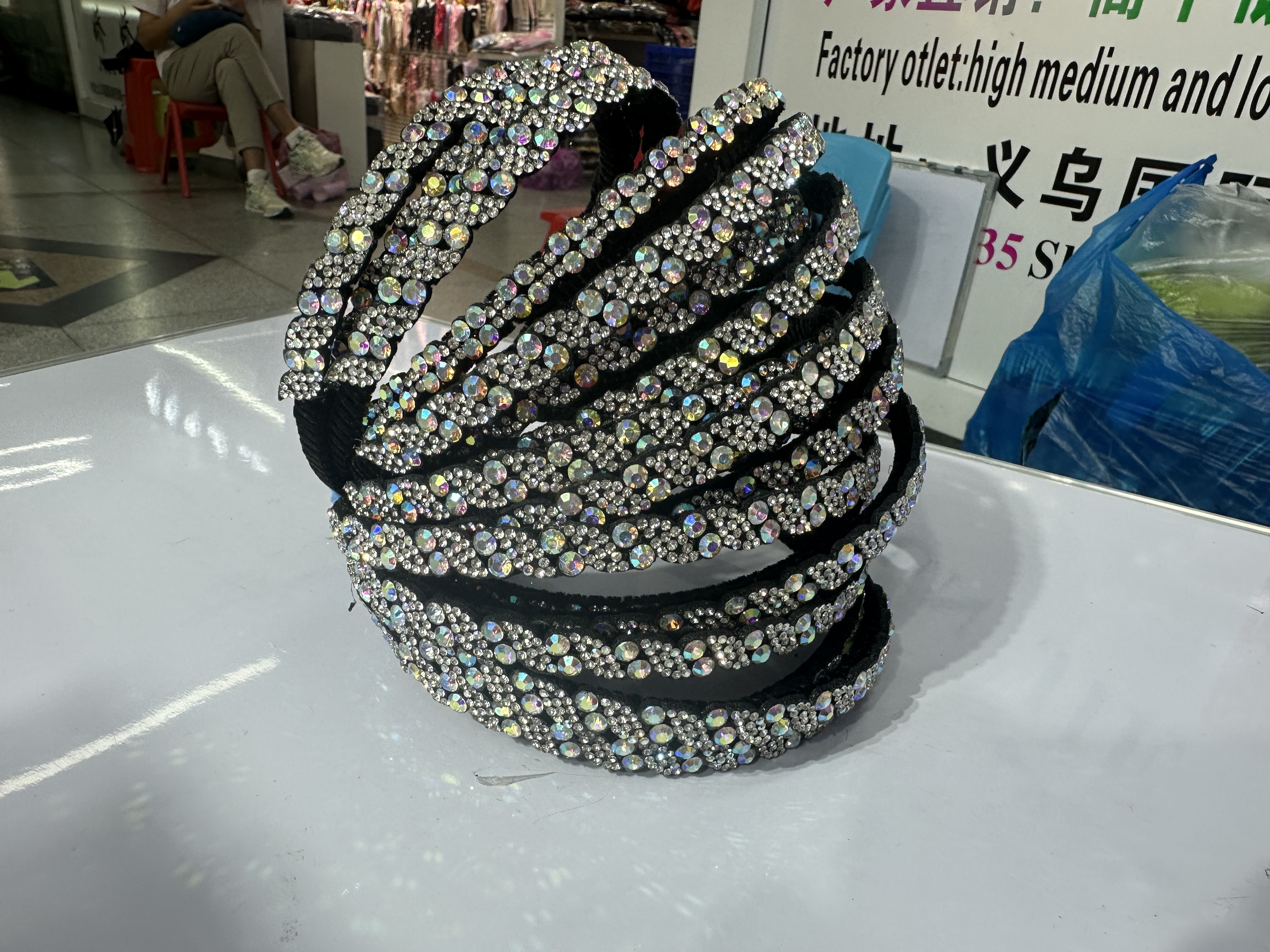 The crown headwear and hair accessory are designed in one piece with elegance. The adult headwear is exquisite, and the crown hair accessory is unique. It is also a lady's headwear