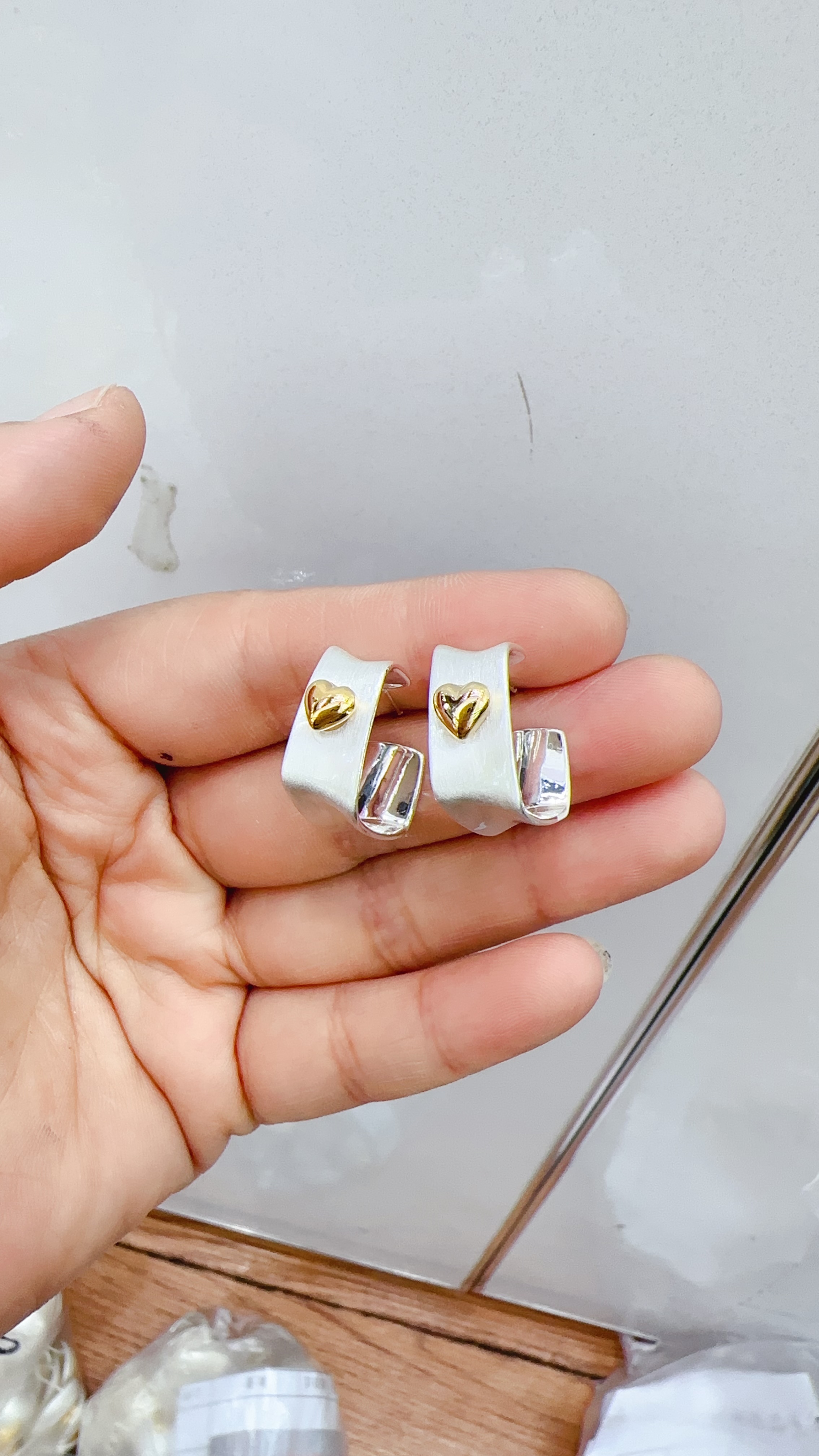 Zircon earrings are dazzling and eye-catching. They are star-style earrings that are exquisite and elegant. The unique design of the earrings is a ladies' jewelry details Picture