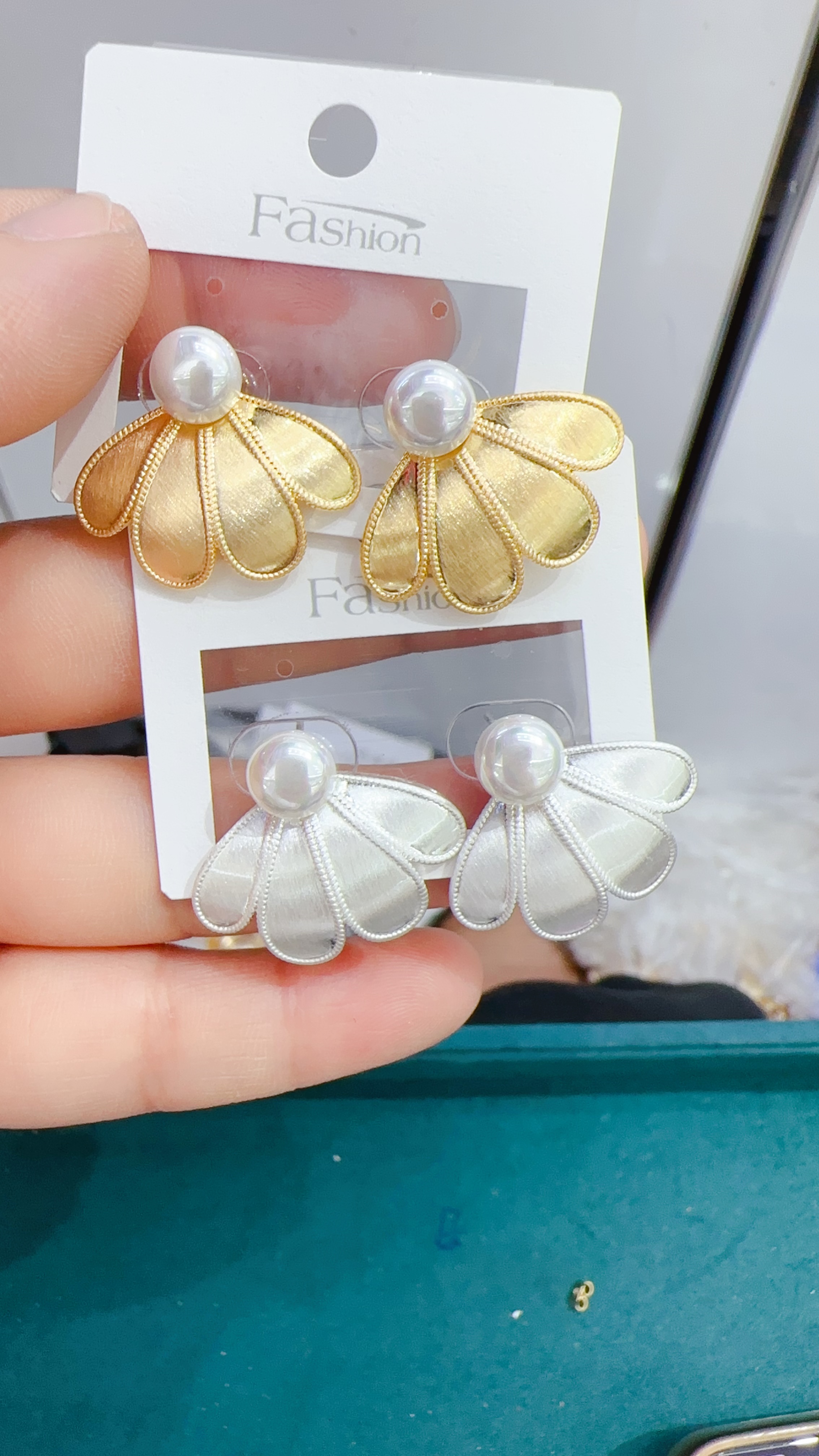 Zircon earrings, star-style earrings, high-end accessories, fashionable earrings, women's dazzling and glittering earrings, noble and elegant earrings