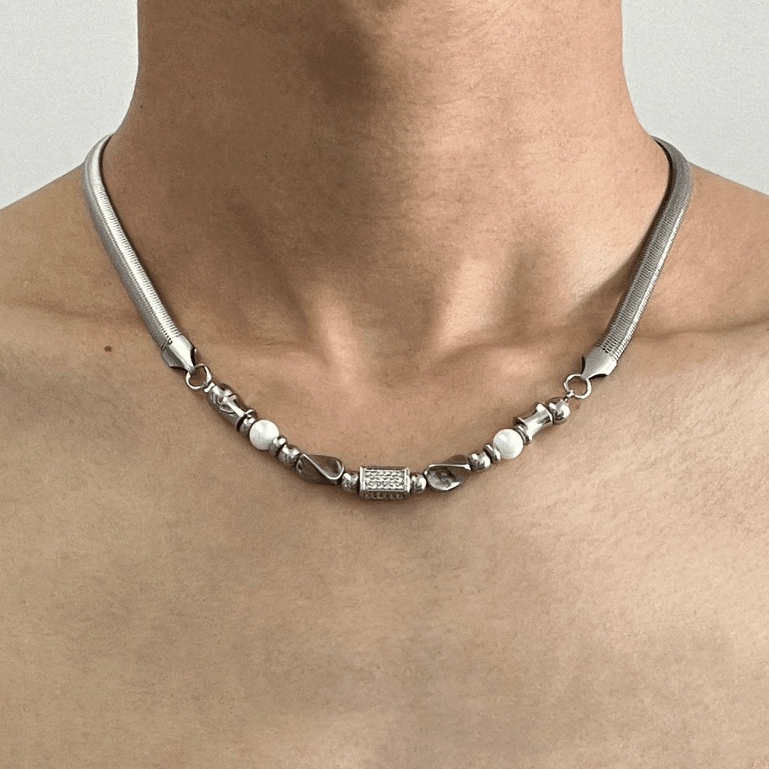 Titanium steel snake bone necklace for men, a trendy, light luxury and high-end look. For women, it has a design sense and does not fade. It is a collarbone accessory necklace
