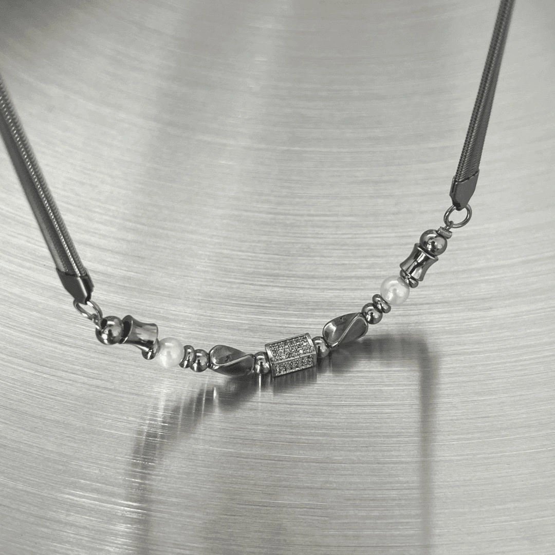 Titanium steel snake bone necklace for men, a trendy, light luxury and high-end look. For women, it has a design sense and does not fade. It is a collarbone accessory necklace detail image 3