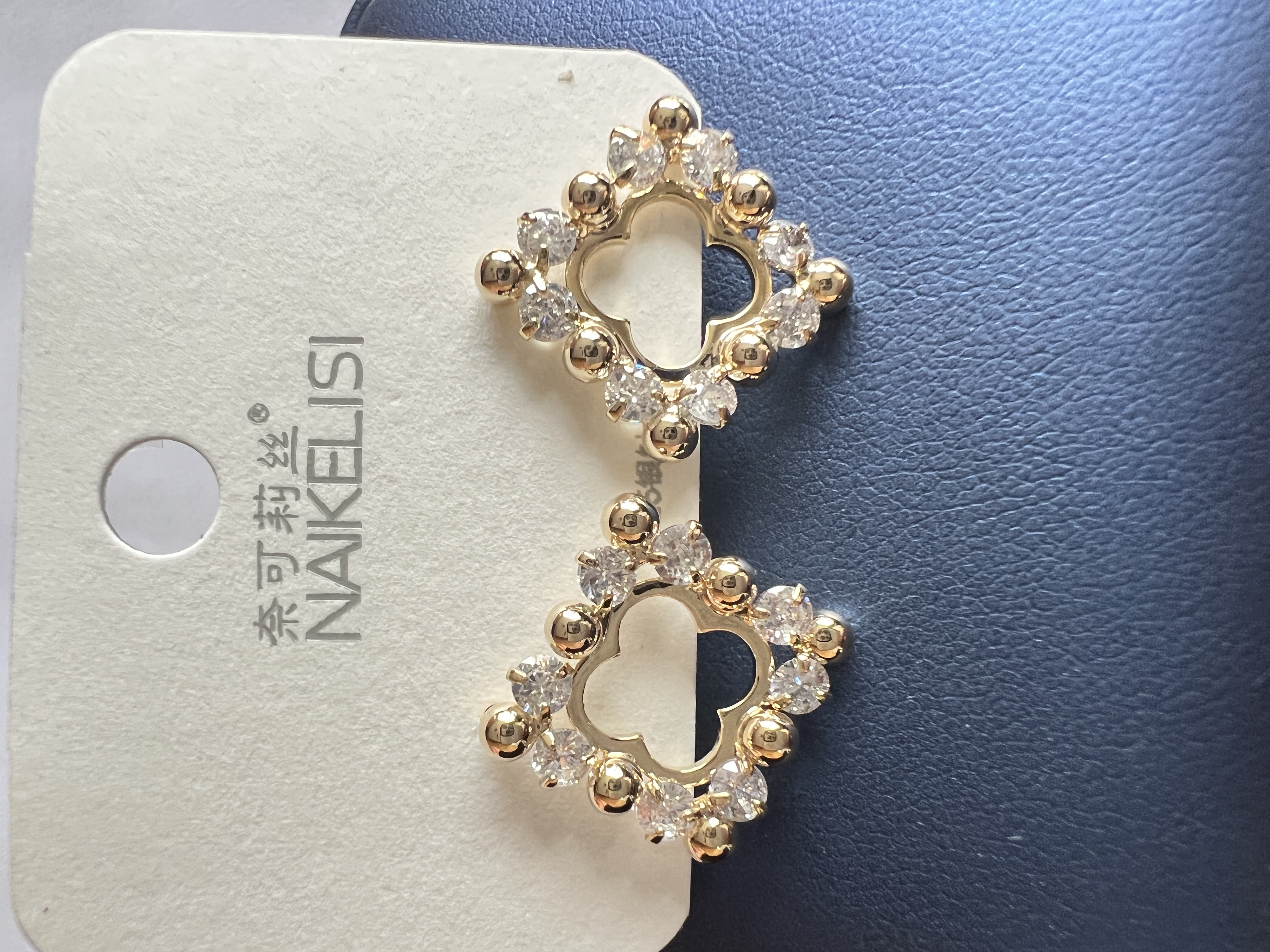 Zircon earrings, the same style of earrings as celebrities, are dazzling and exquisite. They are high-end, fashionable and trendy jewelry