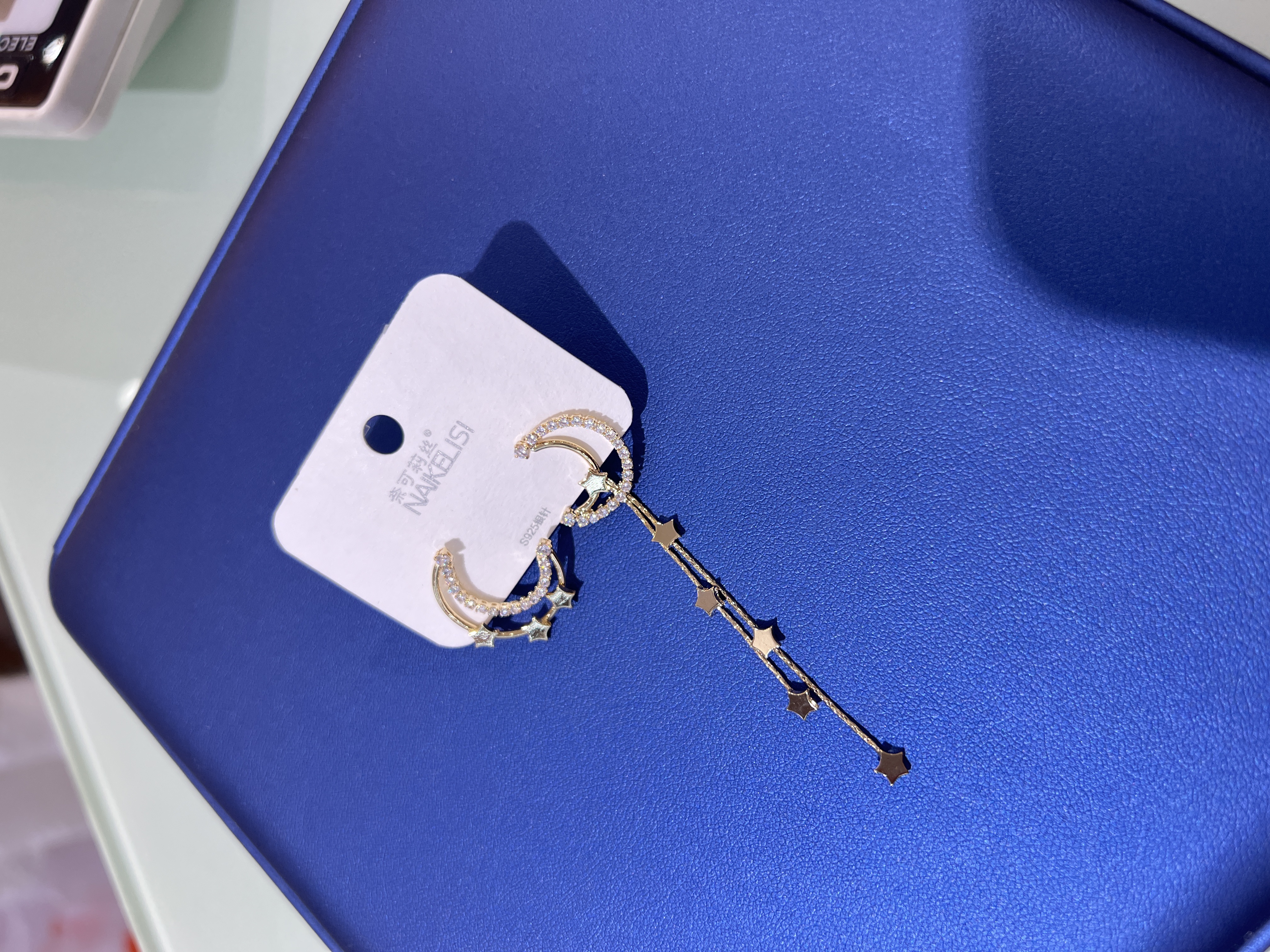 Zircon earrings, women's accessories, star-style earrings, fashionable and trendy earrings, exquisite and dazzling earrings, gifts