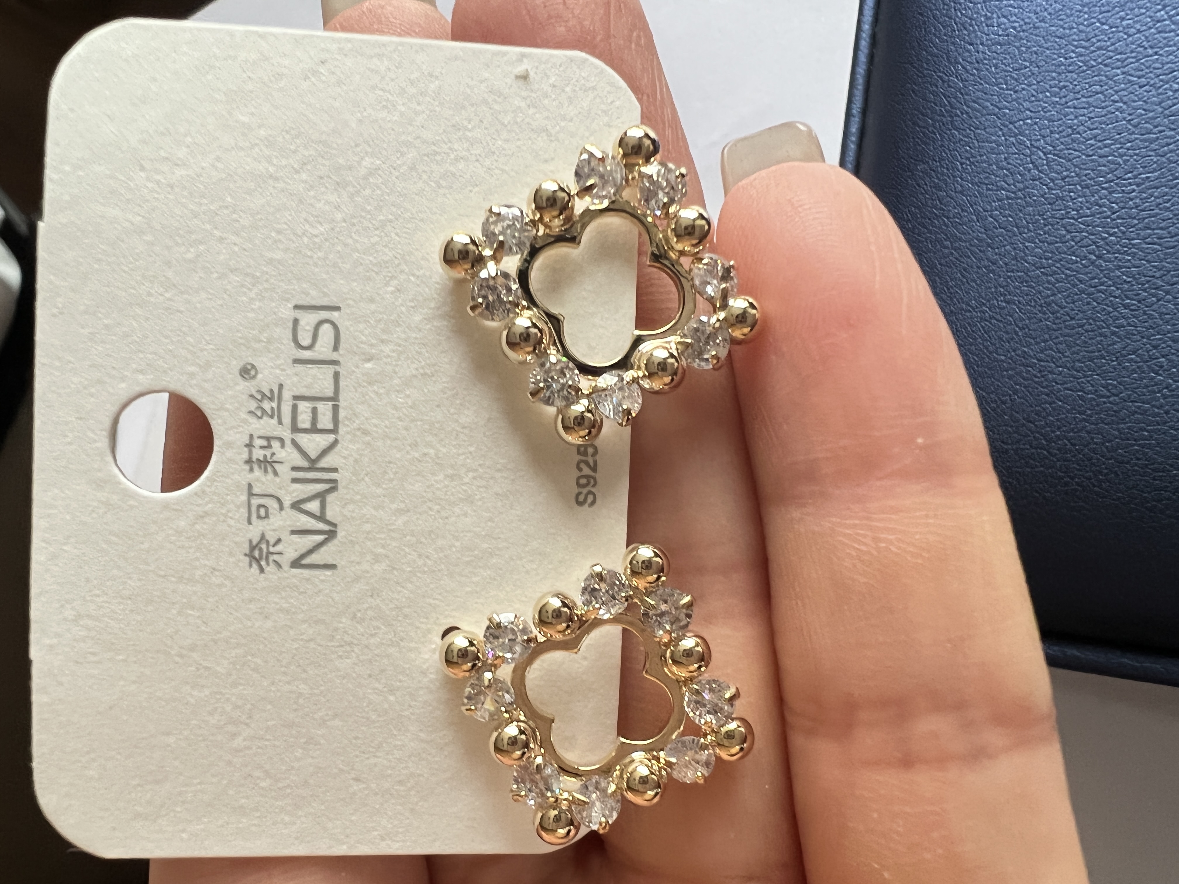 Zircon earrings, the same style of earrings as celebrities, are dazzling and exquisite. They are high-end, fashionable and trendy jewelry details Picture