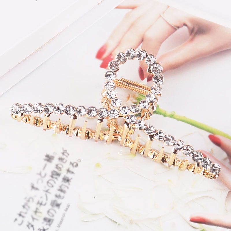 The adult crown hair accessory exudes an elegant feminine charm. The crown hair accessory shines brightly and is a high-end headwear