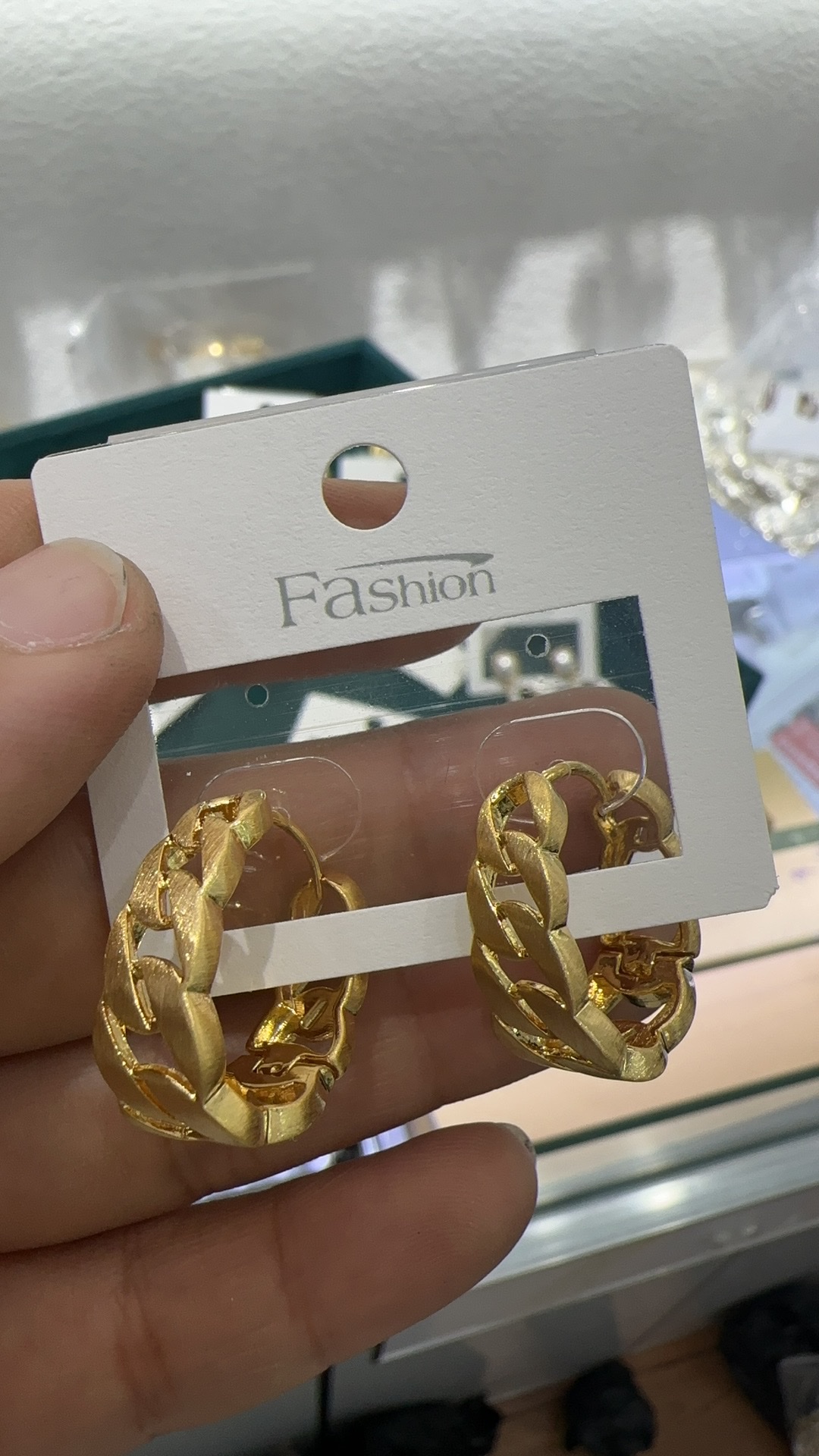 Zircon earrings are dazzling and eye-catching. They are star-style earrings that are exquisite and elegant. The unique design of the earrings is a ladies' jewelry Specification image